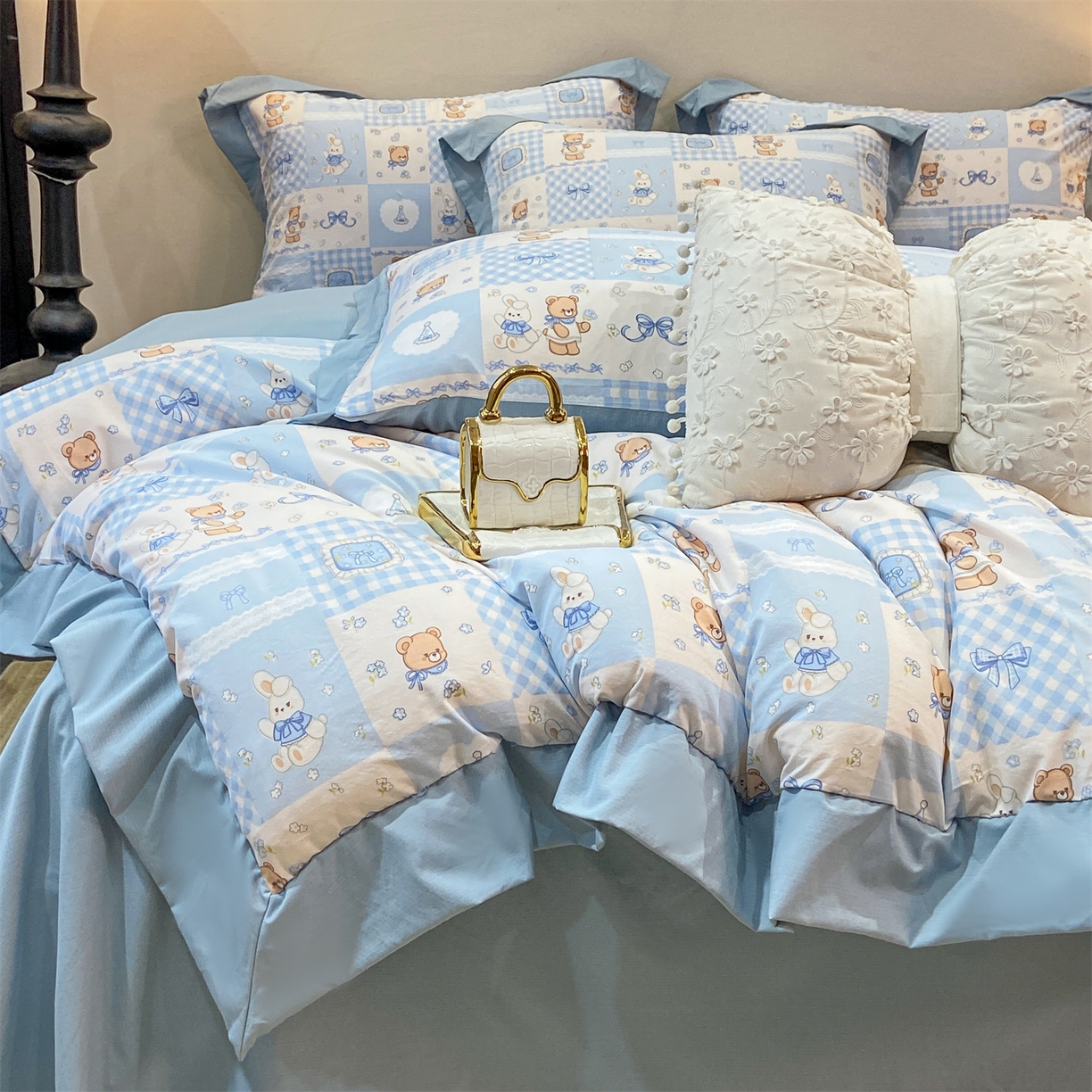 91家纺网 家纺一手货源 找家纺 慕木家纺 2026新款A类印花拼角工艺慕斯棉四件套系列（抽空压缩可供跨境）提供买家秀 熊兔叙+蓝