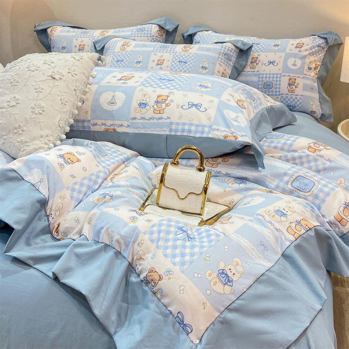 91家纺网 家纺一手货源 找家纺 慕木家纺 2026新款A类印花拼角工艺慕斯棉四件套系列（抽空压缩可供跨境）提供买家秀 熊兔叙+蓝