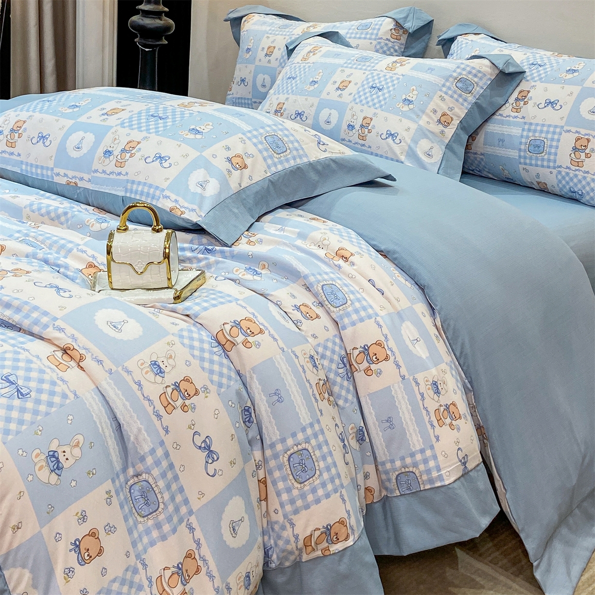 91家纺网 家纺一手货源 找家纺 慕木家纺 2026新款A类印花拼角工艺慕斯棉四件套系列（抽空压缩可供跨境）提供买家秀 熊兔叙+蓝