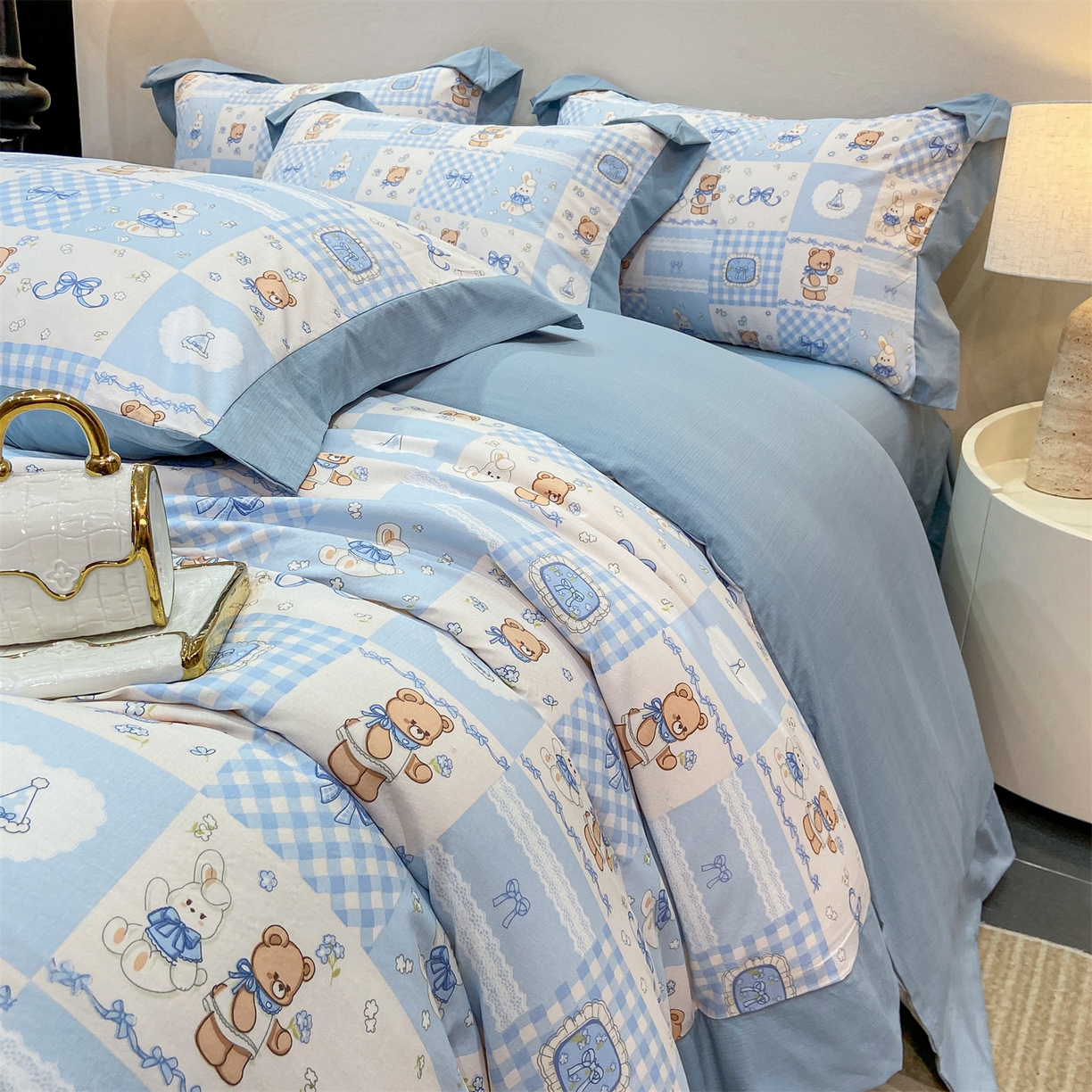 91家纺网 家纺一手货源 找家纺 慕木家纺 2026新款A类印花拼角工艺慕斯棉四件套系列（抽空压缩可供跨境）提供买家秀 熊兔叙+蓝