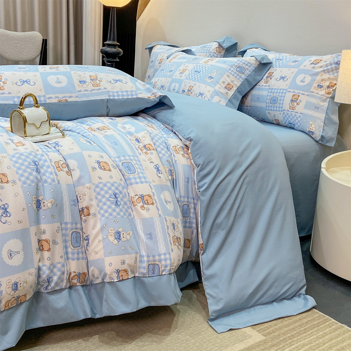 91家纺网 家纺一手货源 找家纺 慕木家纺 2026新款A类印花拼角工艺慕斯棉四件套系列（抽空压缩可供跨境）提供买家秀 熊兔叙+蓝