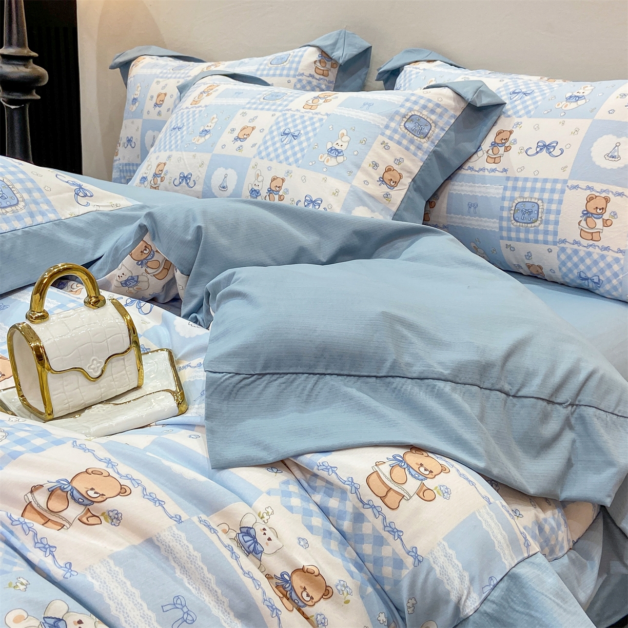 91家纺网 家纺一手货源 找家纺 慕木家纺 2026新款A类印花拼角工艺慕斯棉四件套系列（抽空压缩可供跨境）提供买家秀 熊兔叙+蓝
