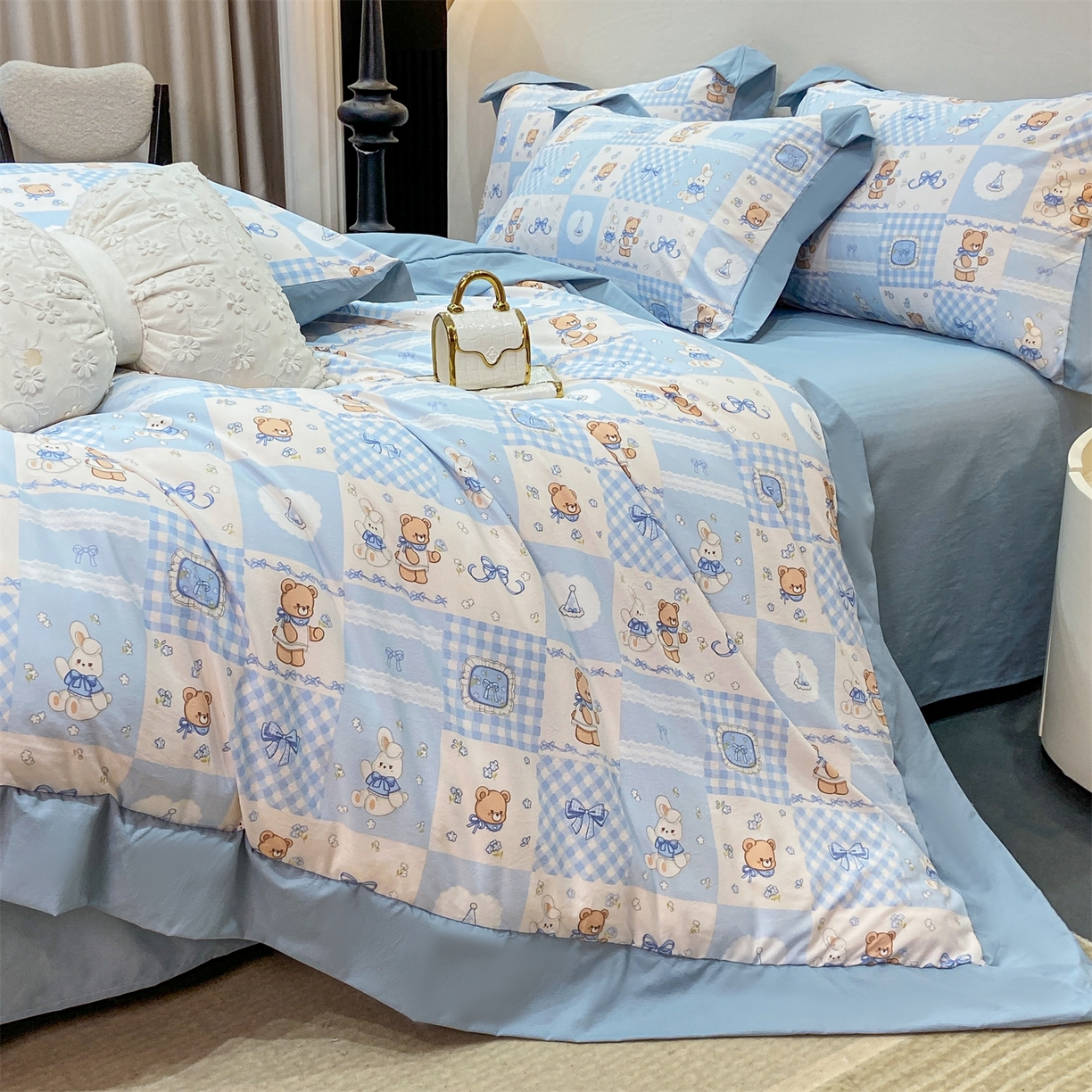 91家纺网 家纺一手货源 找家纺 慕木家纺 2026新款A类印花拼角工艺慕斯棉四件套系列（抽空压缩可供跨境）提供买家秀 熊兔叙+蓝