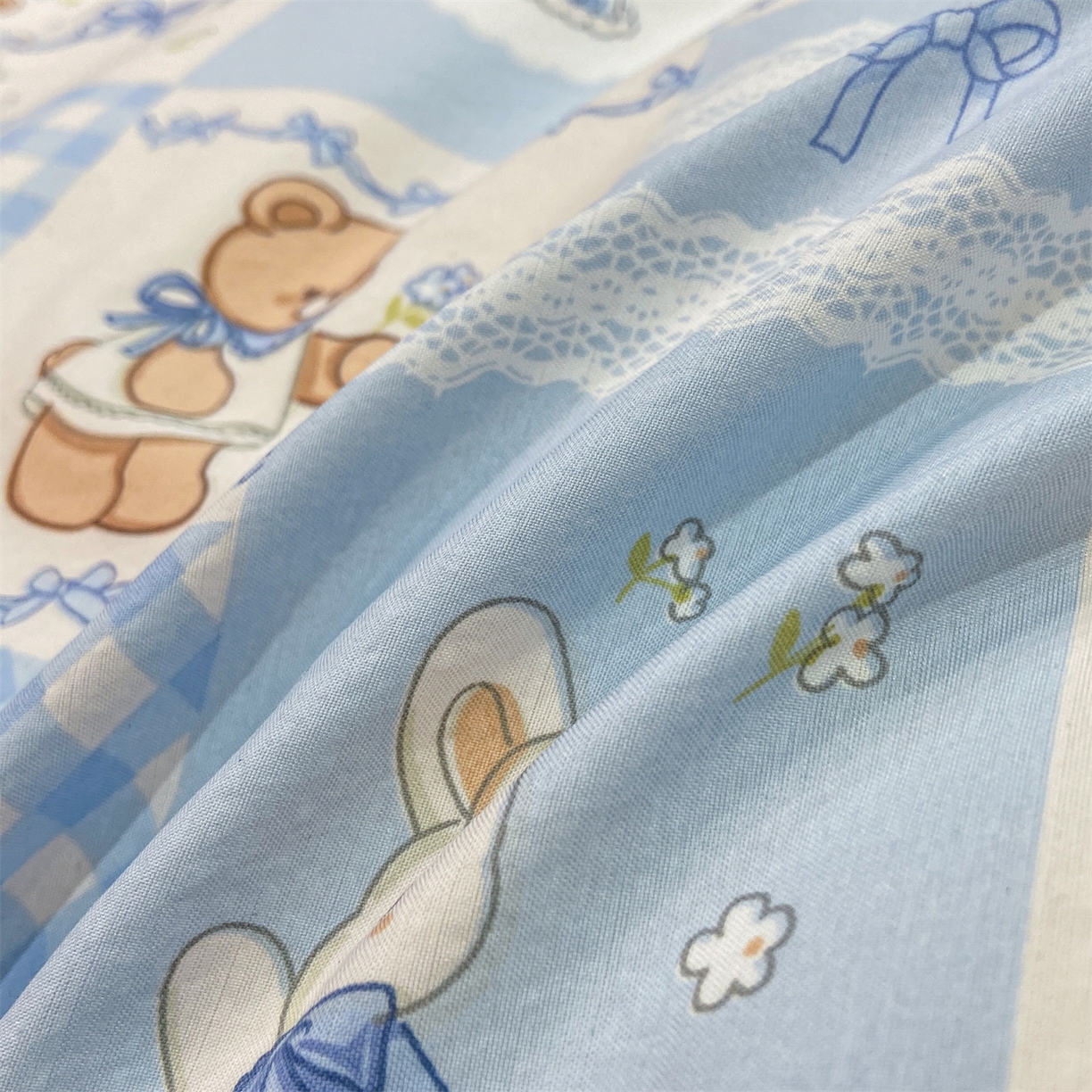 91家纺网 家纺一手货源 找家纺 慕木家纺 2026新款A类印花拼角工艺慕斯棉四件套系列（抽空压缩可供跨境）提供买家秀 熊兔叙+蓝