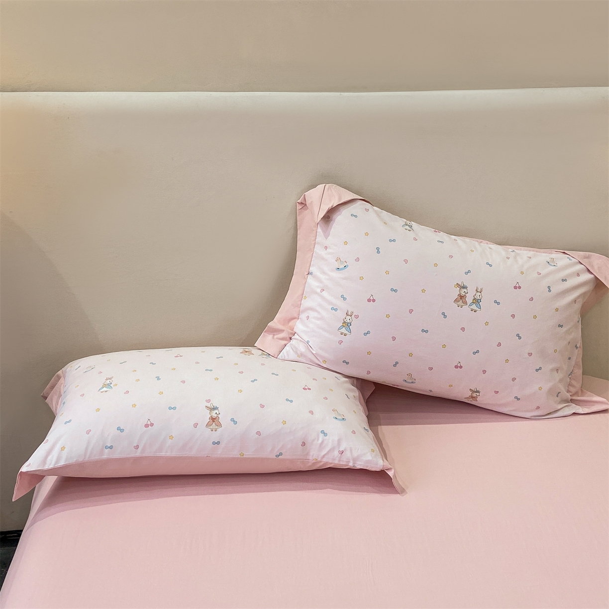 91家纺网 家纺一手货源 找家纺 慕木家纺 2026新款A类印花拼角工艺慕斯棉四件套系列（抽空压缩可供跨境）提供买家秀 星心兔语+粉