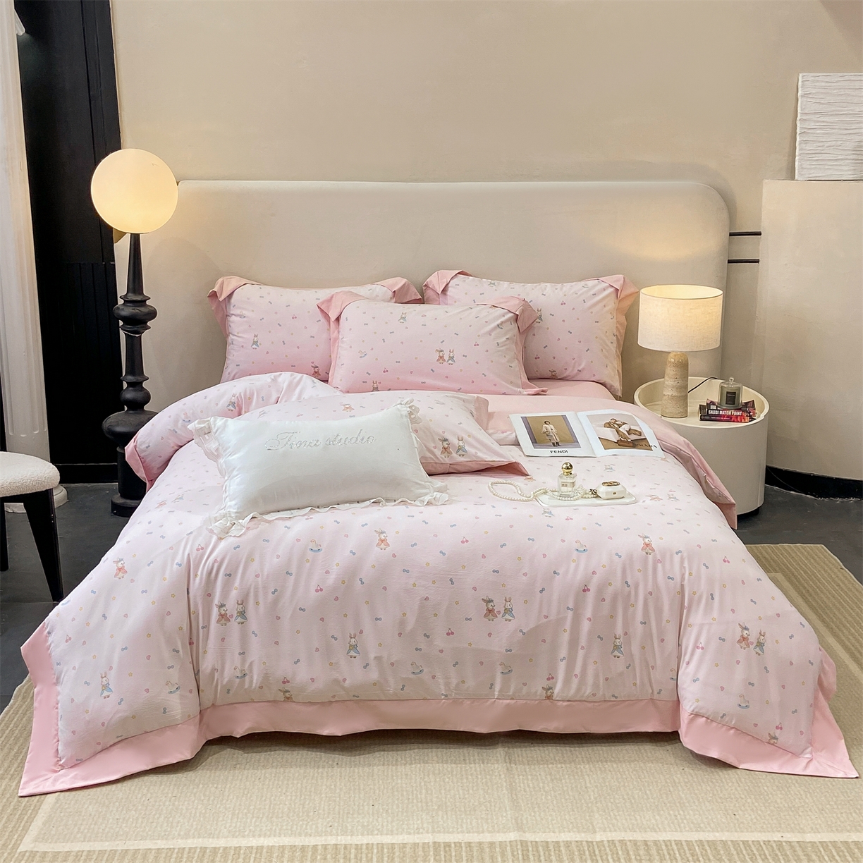 91家纺网 家纺一手货源 找家纺 慕木家纺 2026新款A类印花拼角工艺慕斯棉四件套系列（抽空压缩可供跨境）提供买家秀 星心兔语+粉