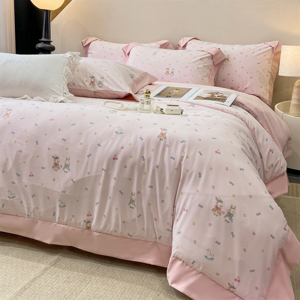 91家纺网 家纺一手货源 找家纺 慕木家纺 2026新款A类印花拼角工艺慕斯棉四件套系列（抽空压缩可供跨境）提供买家秀 星心兔语+粉