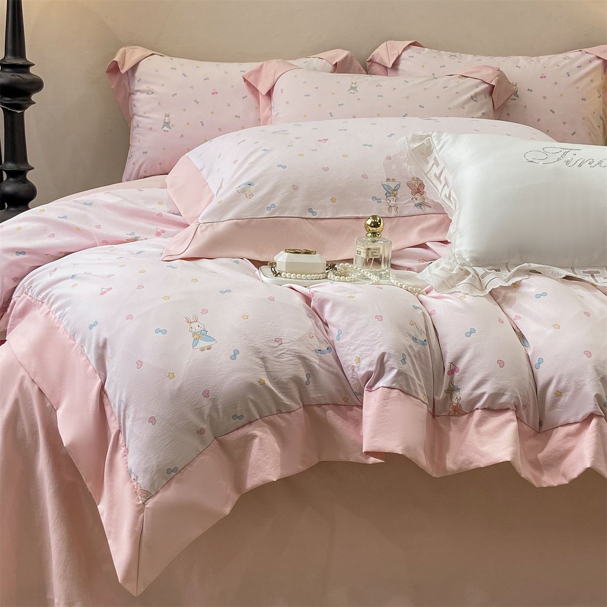 91家纺网 家纺一手货源 找家纺 慕木家纺 2026新款A类印花拼角工艺慕斯棉四件套系列（抽空压缩可供跨境）提供买家秀 星心兔语+粉