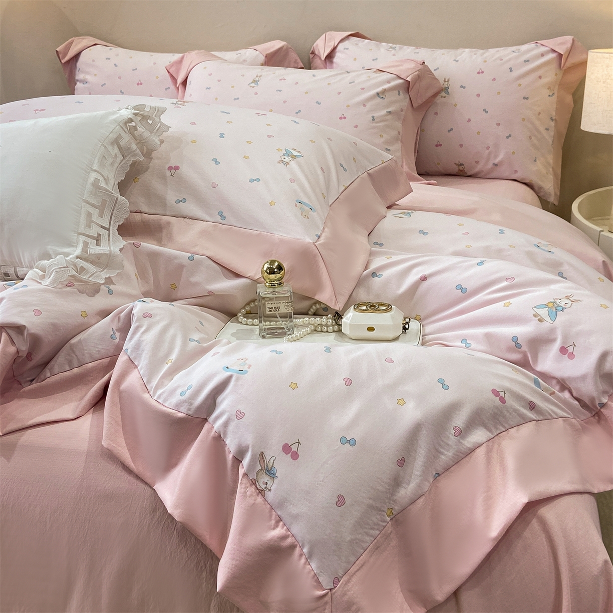 91家纺网 家纺一手货源 找家纺 慕木家纺 2026新款A类印花拼角工艺慕斯棉四件套系列（抽空压缩可供跨境）提供买家秀 星心兔语+粉