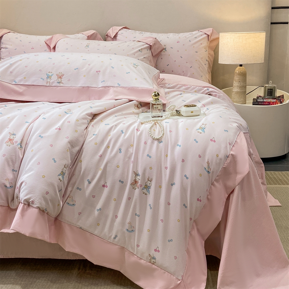 91家纺网 家纺一手货源 找家纺 慕木家纺 2026新款A类印花拼角工艺慕斯棉四件套系列（抽空压缩可供跨境）提供买家秀 星心兔语+粉