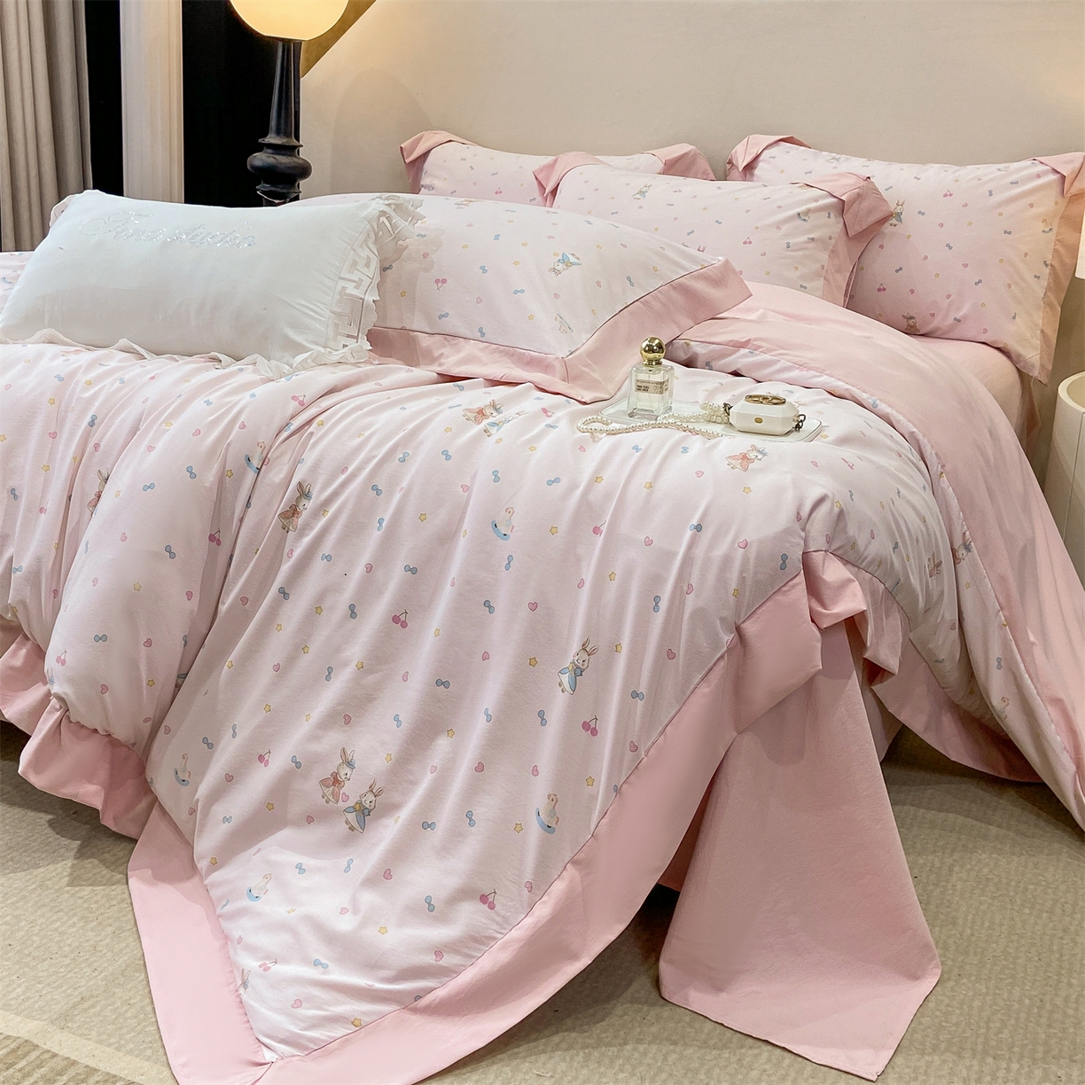 91家纺网 家纺一手货源 找家纺 慕木家纺 2026新款A类印花拼角工艺慕斯棉四件套系列（抽空压缩可供跨境）提供买家秀 星心兔语+粉