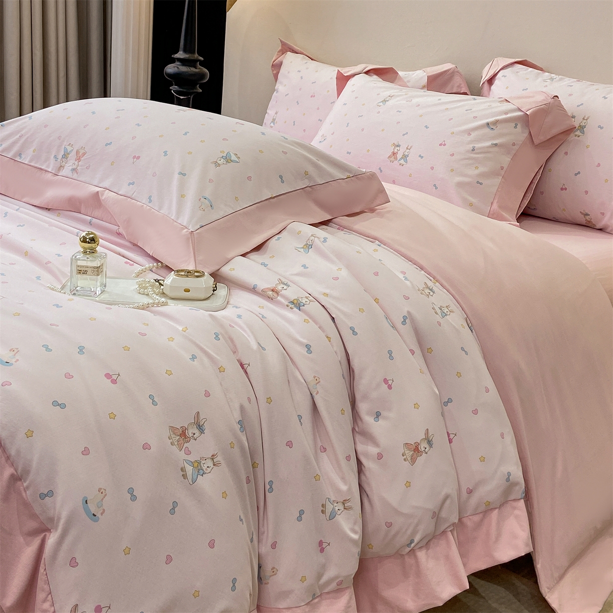 91家纺网 家纺一手货源 找家纺 慕木家纺 2026新款A类印花拼角工艺慕斯棉四件套系列（抽空压缩可供跨境）提供买家秀 星心兔语+粉