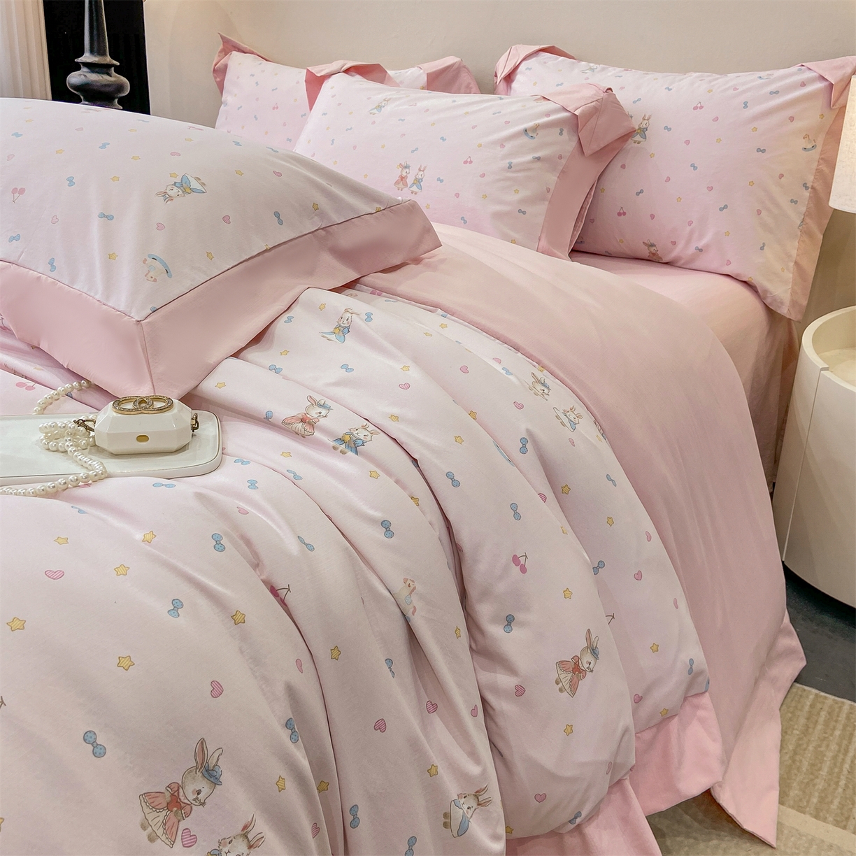 91家纺网 家纺一手货源 找家纺 慕木家纺 2026新款A类印花拼角工艺慕斯棉四件套系列（抽空压缩可供跨境）提供买家秀 星心兔语+粉