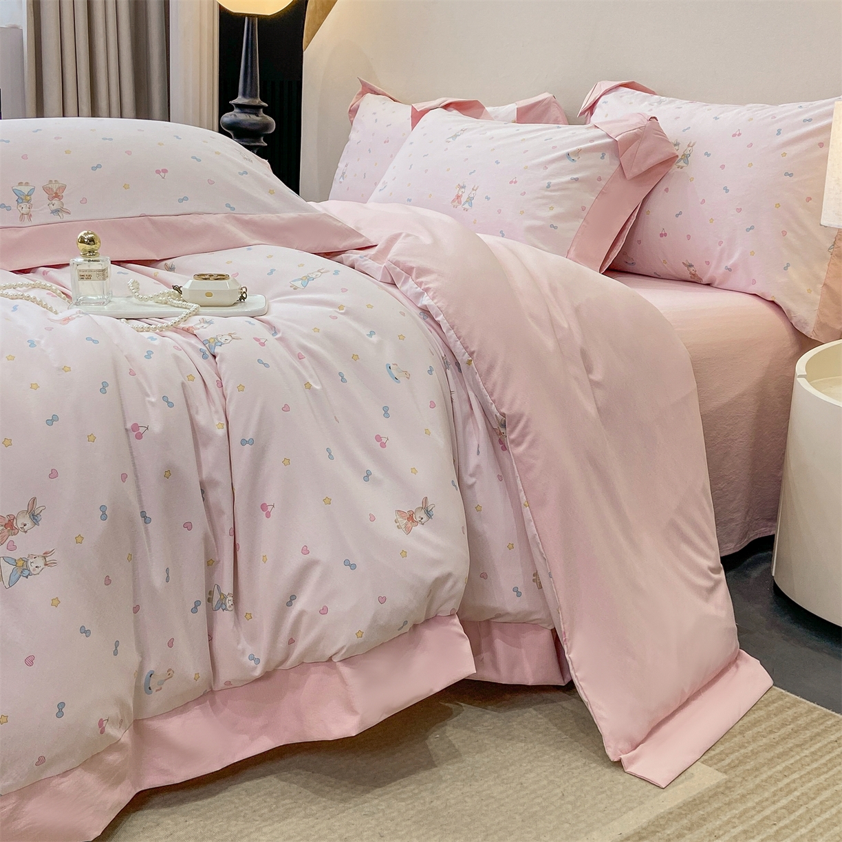 91家纺网 家纺一手货源 找家纺 慕木家纺 2026新款A类印花拼角工艺慕斯棉四件套系列（抽空压缩可供跨境）提供买家秀 星心兔语+粉