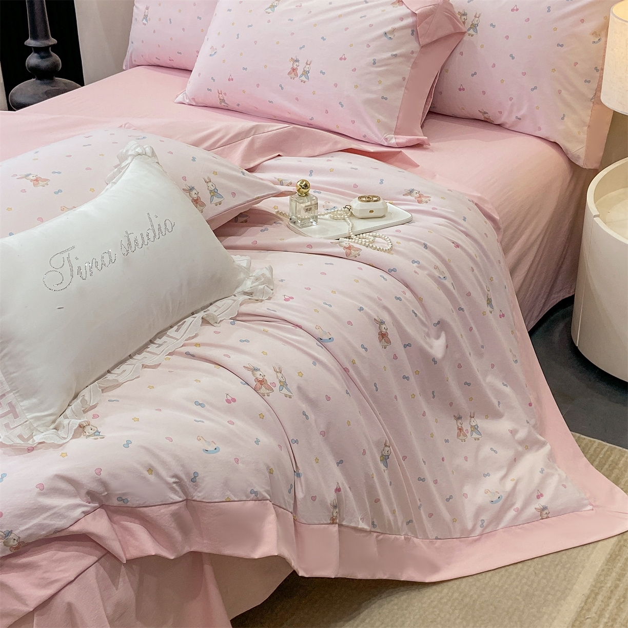 91家纺网 家纺一手货源 找家纺 慕木家纺 2026新款A类印花拼角工艺慕斯棉四件套系列（抽空压缩可供跨境）提供买家秀 星心兔语+粉