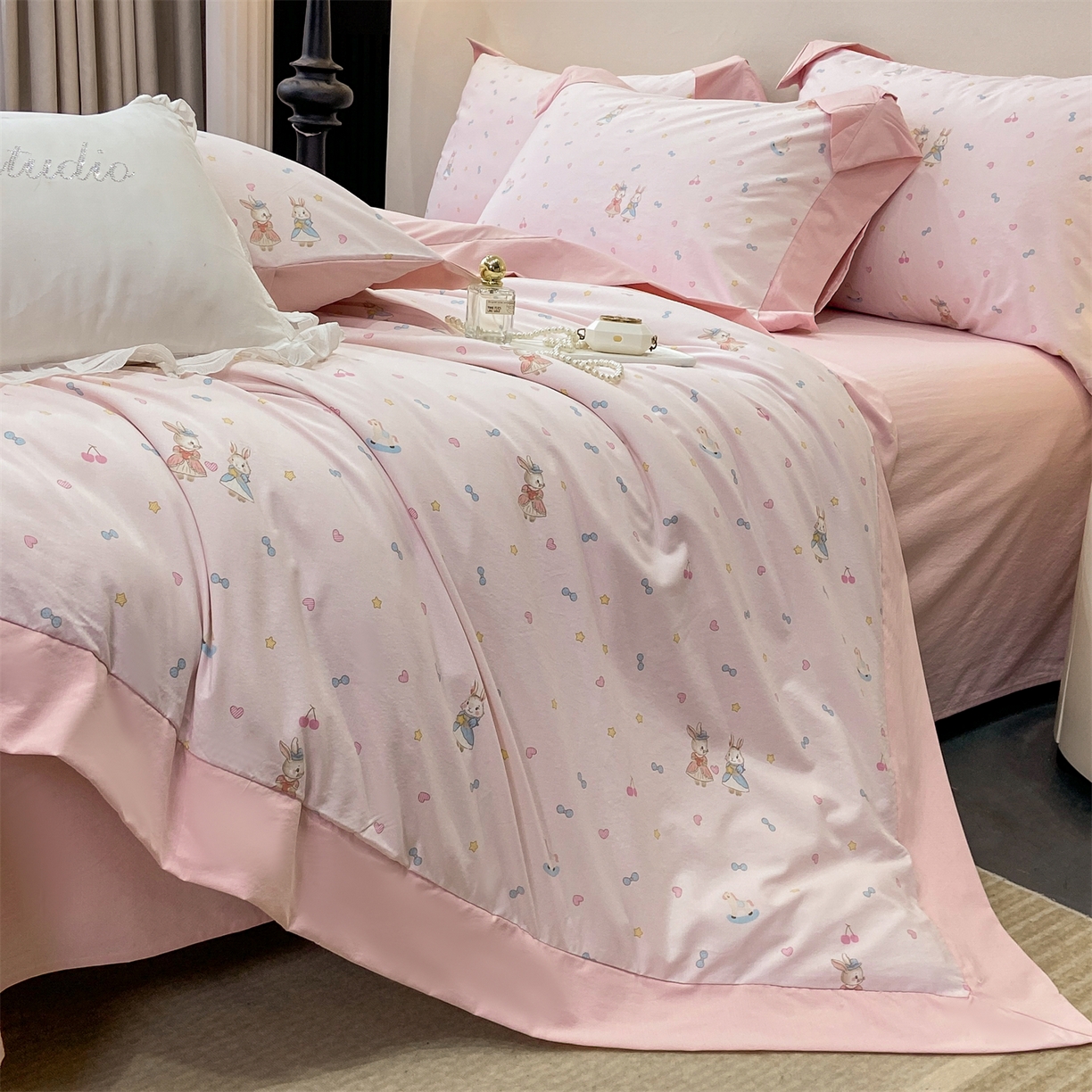 91家纺网 家纺一手货源 找家纺 慕木家纺 2026新款A类印花拼角工艺慕斯棉四件套系列（抽空压缩可供跨境）提供买家秀 星心兔语+粉