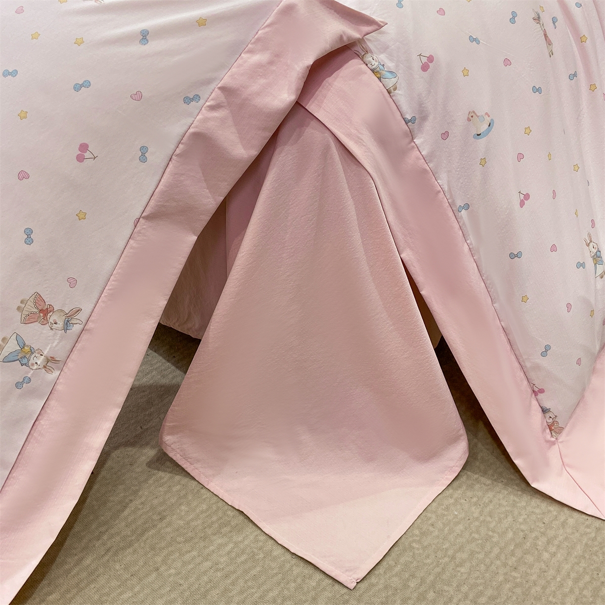 91家纺网 家纺一手货源 找家纺 慕木家纺 2026新款A类印花拼角工艺慕斯棉四件套系列（抽空压缩可供跨境）提供买家秀 星心兔语+粉