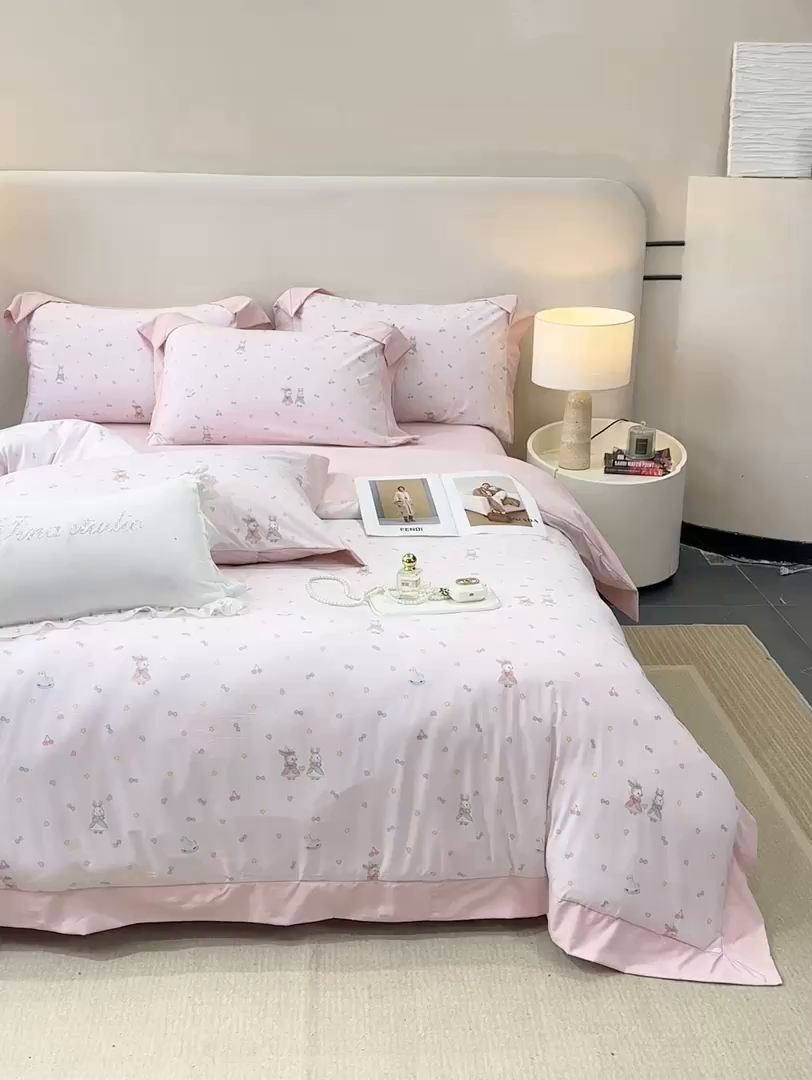 91家纺网 家纺一手货源 找家纺 慕木家纺 2026新款A类印花拼角工艺慕斯棉四件套系列（抽空压缩可供跨境）提供买家秀 星心兔语+粉
