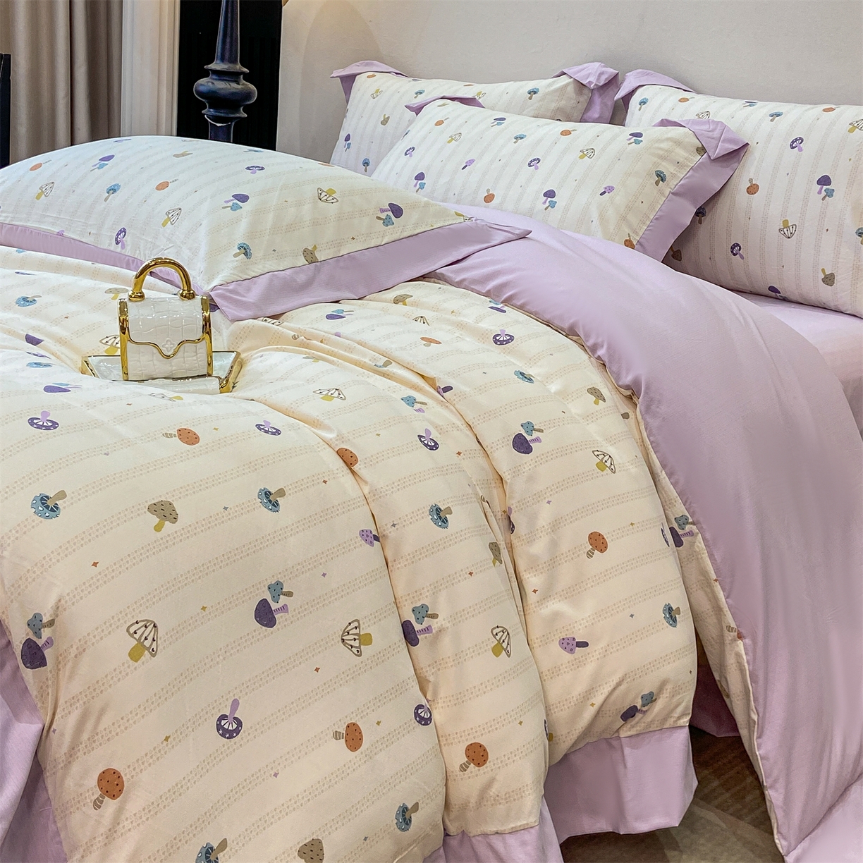 91家纺网 家纺一手货源 找家纺 慕木家纺 2026新款A类印花拼角工艺慕斯棉四件套系列（抽空压缩可供跨境）提供买家秀 云菇森林+浅紫