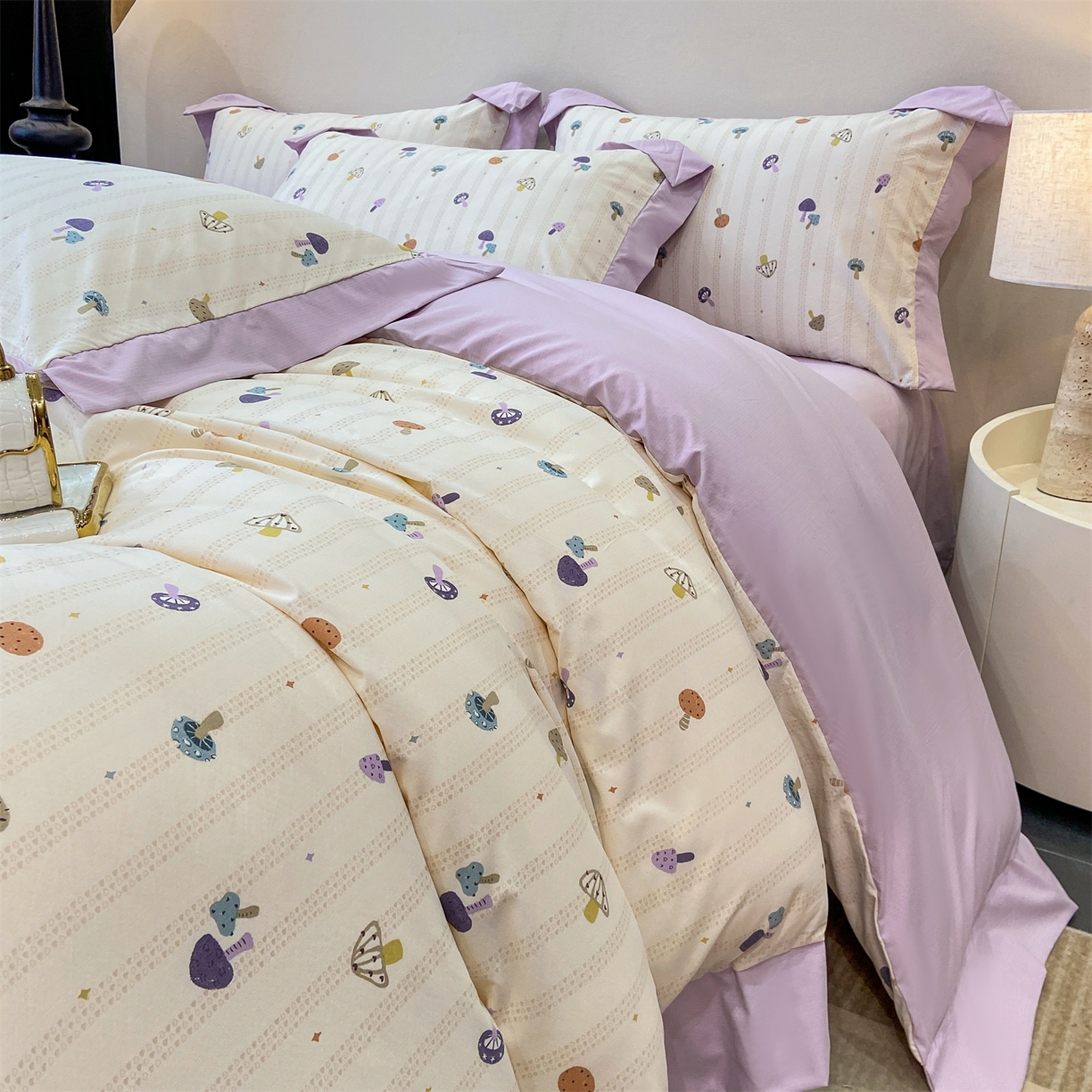 91家纺网 家纺一手货源 找家纺 慕木家纺 2026新款A类印花拼角工艺慕斯棉四件套系列（抽空压缩可供跨境）提供买家秀 云菇森林+浅紫