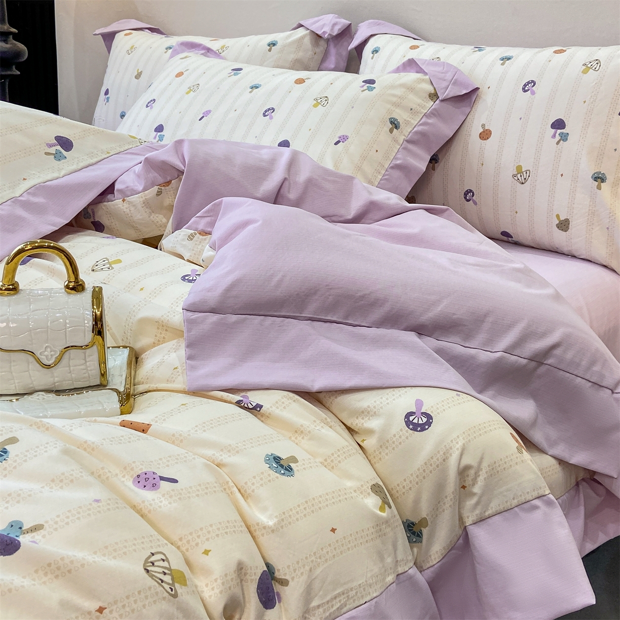 91家纺网 家纺一手货源 找家纺 慕木家纺 2026新款A类印花拼角工艺慕斯棉四件套系列（抽空压缩可供跨境）提供买家秀 云菇森林+浅紫