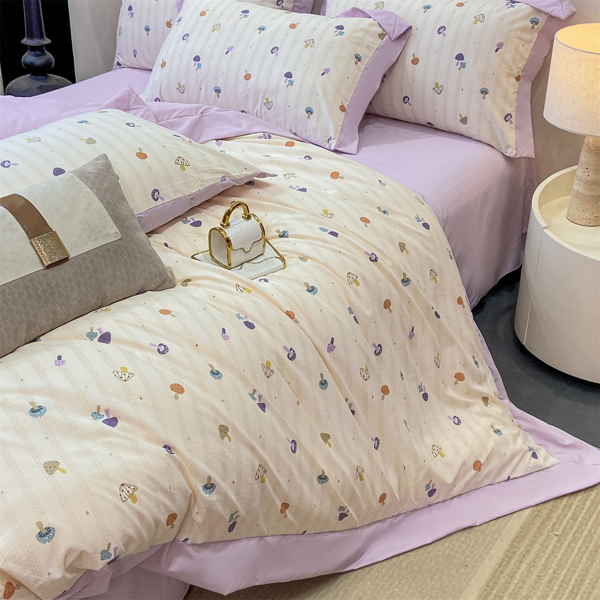 91家纺网 家纺一手货源 找家纺 慕木家纺 2026新款A类印花拼角工艺慕斯棉四件套系列（抽空压缩可供跨境）提供买家秀 云菇森林+浅紫