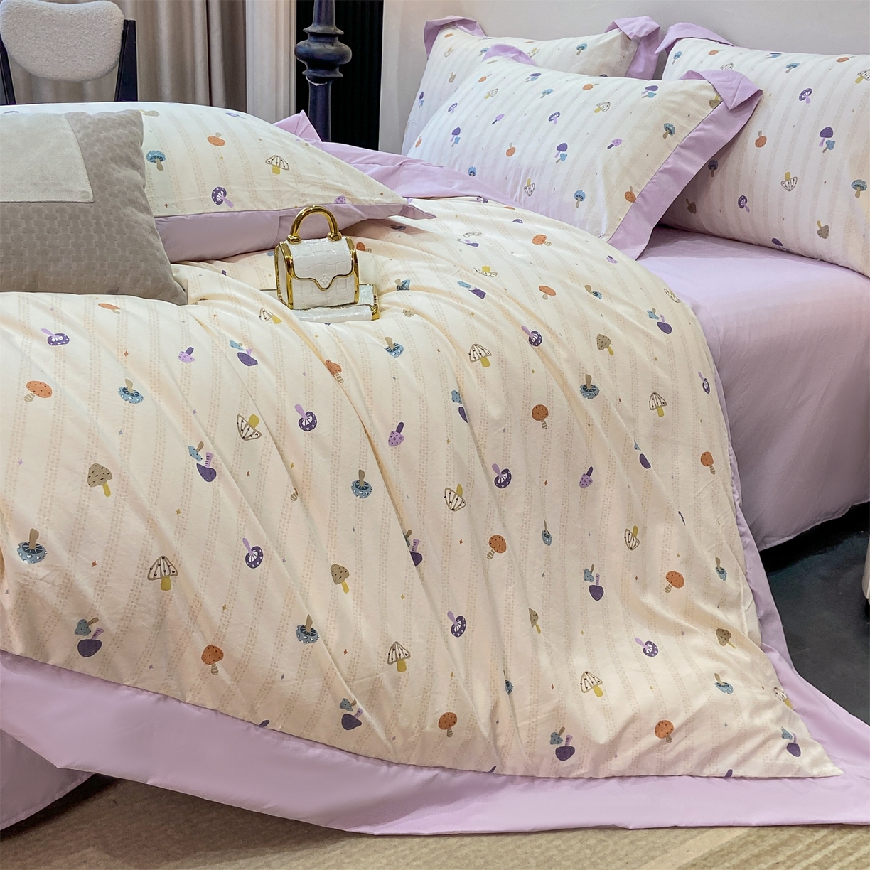 91家纺网 家纺一手货源 找家纺 慕木家纺 2026新款A类印花拼角工艺慕斯棉四件套系列（抽空压缩可供跨境）提供买家秀 云菇森林+浅紫