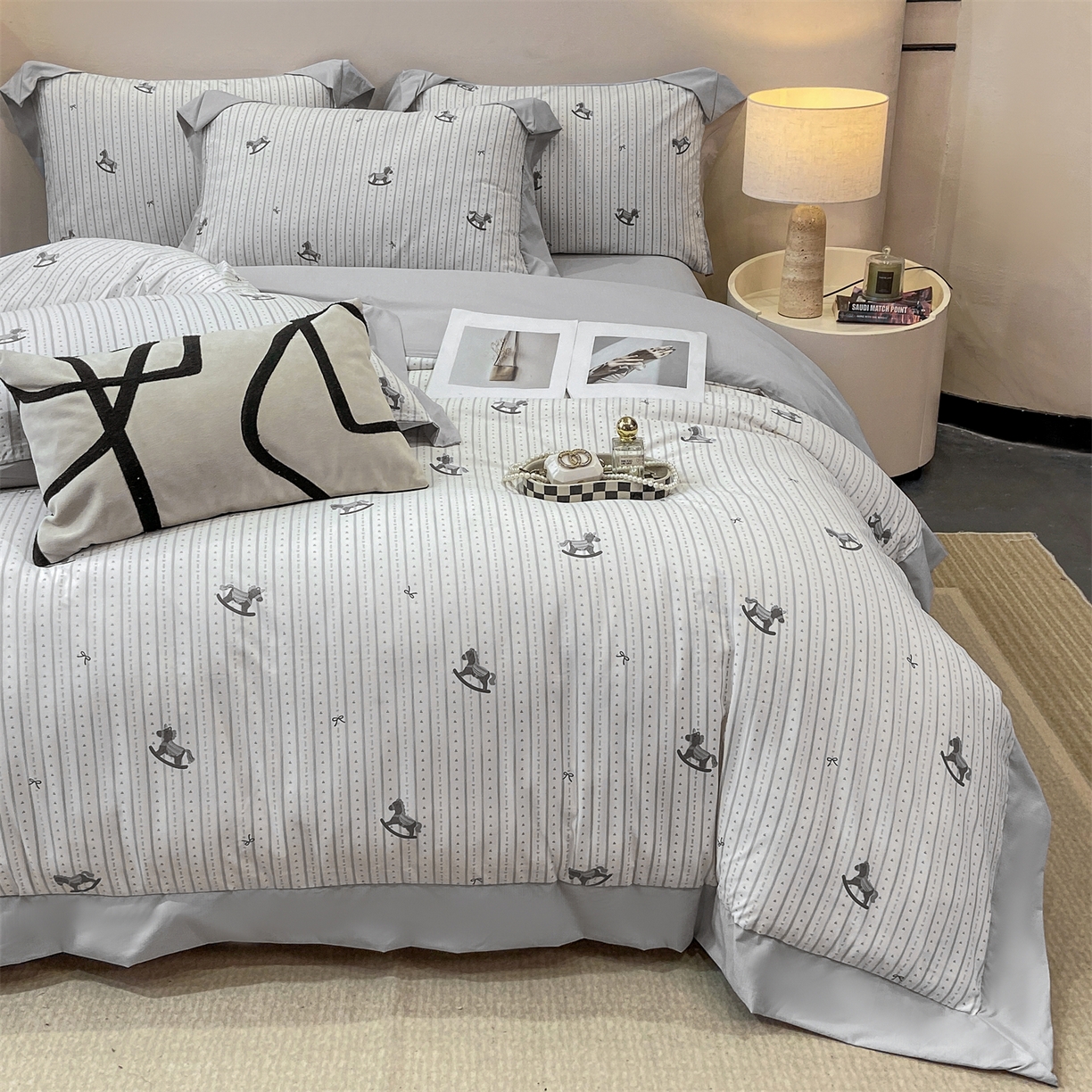 慕木家纺 2026新款A类印花拼角工艺慕斯棉四件套系列（抽空压缩可供跨境）提供买家秀 木马童谣+灰