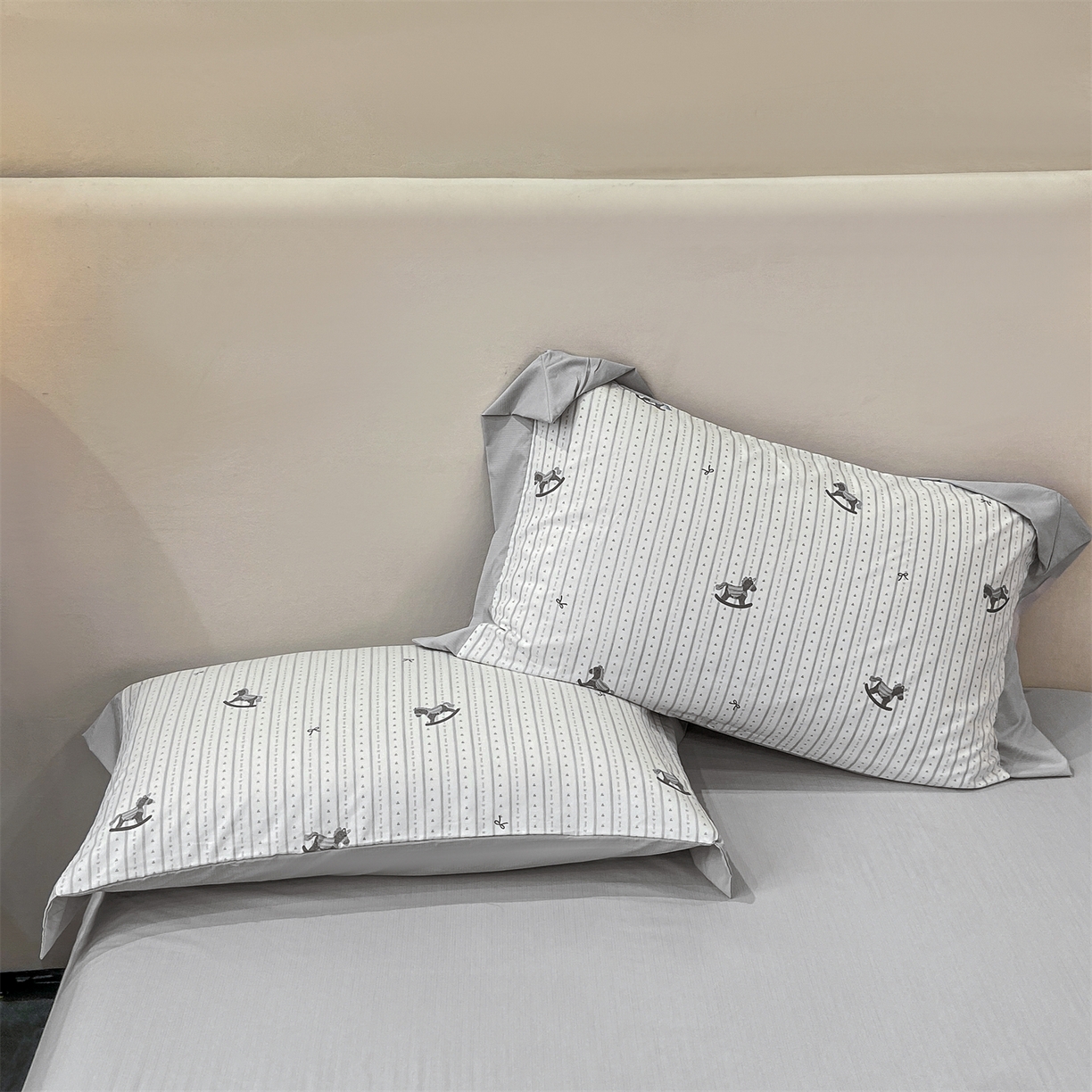 91家纺网 家纺一手货源 找家纺 慕木家纺 2026新款A类印花拼角工艺慕斯棉四件套系列（抽空压缩可供跨境）提供买家秀 木马童谣+灰