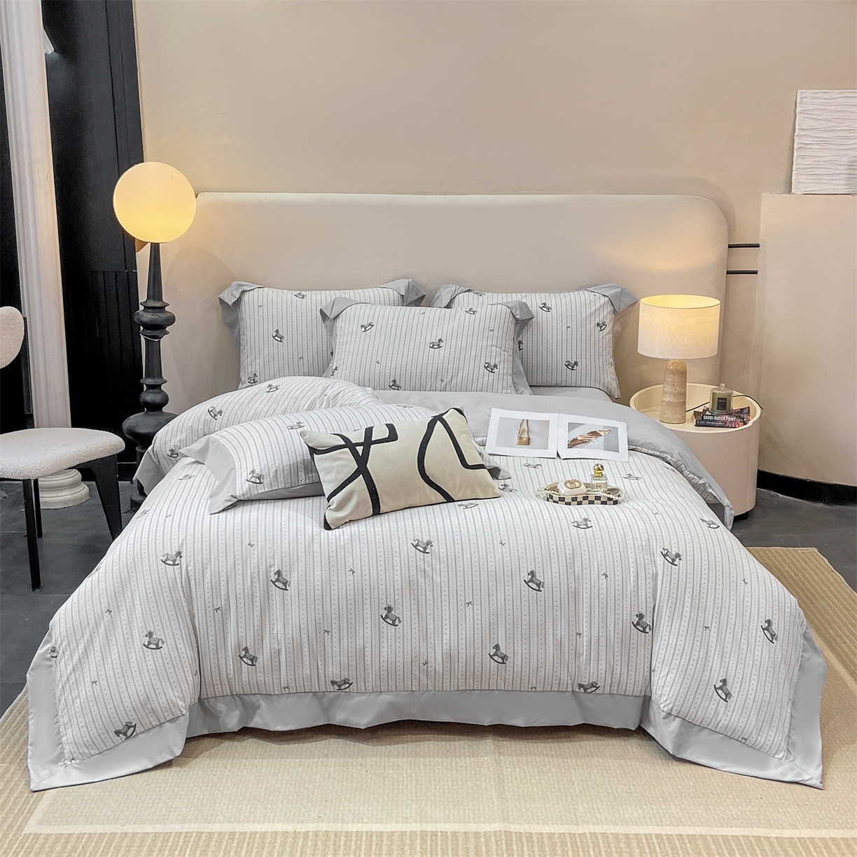 91家纺网 家纺一手货源 找家纺 慕木家纺 2026新款A类印花拼角工艺慕斯棉四件套系列（抽空压缩可供跨境）提供买家秀 木马童谣+灰