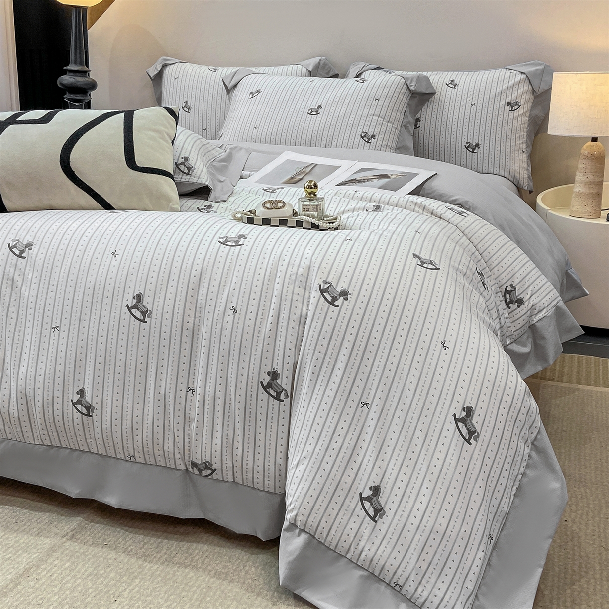 91家纺网 家纺一手货源 找家纺 慕木家纺 2026新款A类印花拼角工艺慕斯棉四件套系列（抽空压缩可供跨境）提供买家秀 木马童谣+灰