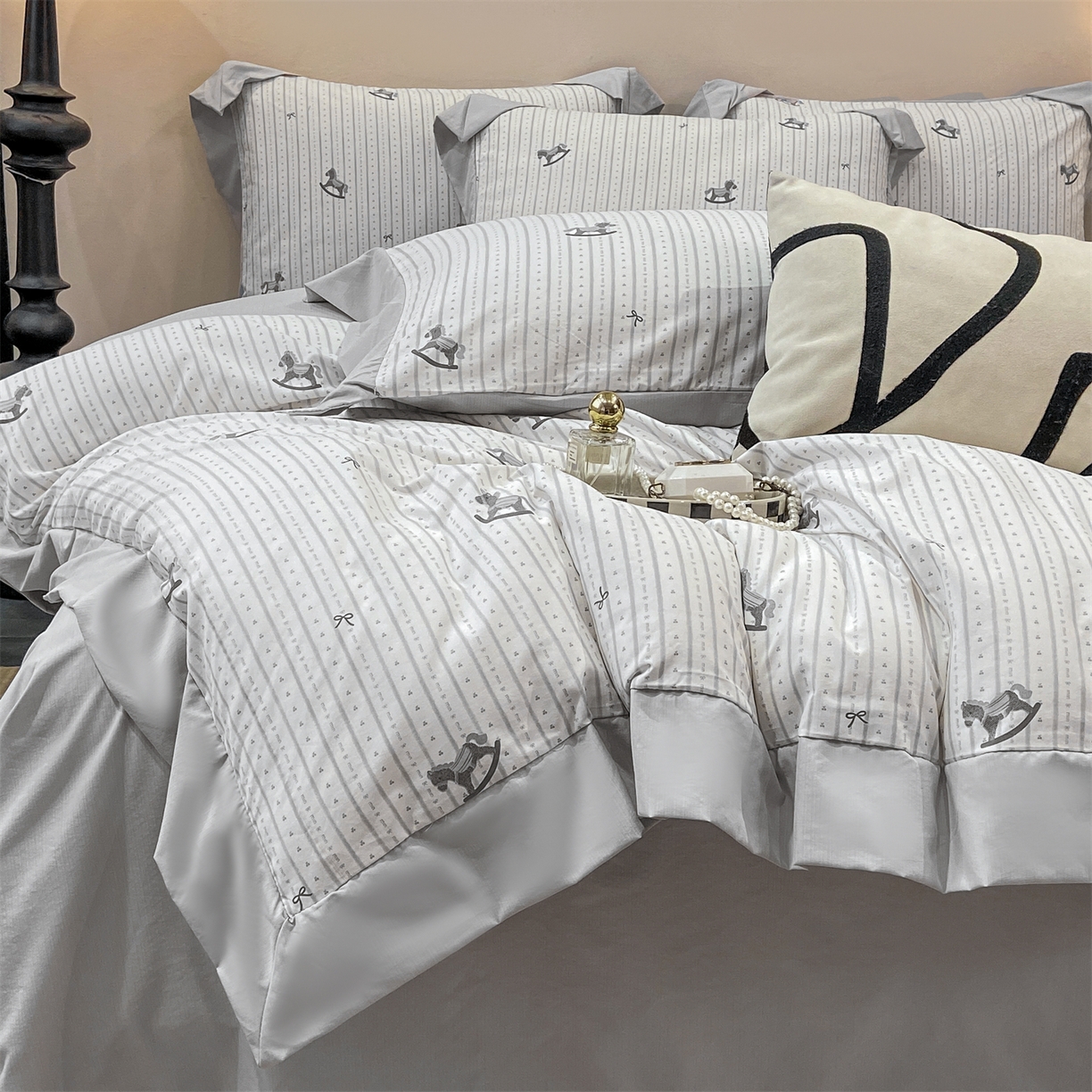 91家纺网 家纺一手货源 找家纺 慕木家纺 2026新款A类印花拼角工艺慕斯棉四件套系列（抽空压缩可供跨境）提供买家秀 木马童谣+灰