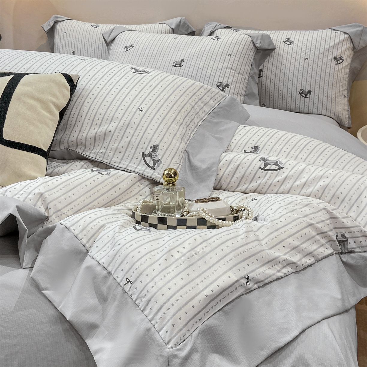 91家纺网 家纺一手货源 找家纺 慕木家纺 2026新款A类印花拼角工艺慕斯棉四件套系列（抽空压缩可供跨境）提供买家秀 木马童谣+灰