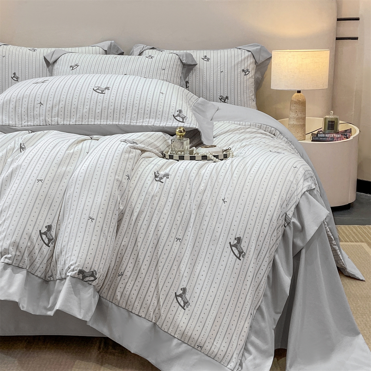 91家纺网 家纺一手货源 找家纺 慕木家纺 2026新款A类印花拼角工艺慕斯棉四件套系列（抽空压缩可供跨境）提供买家秀 木马童谣+灰