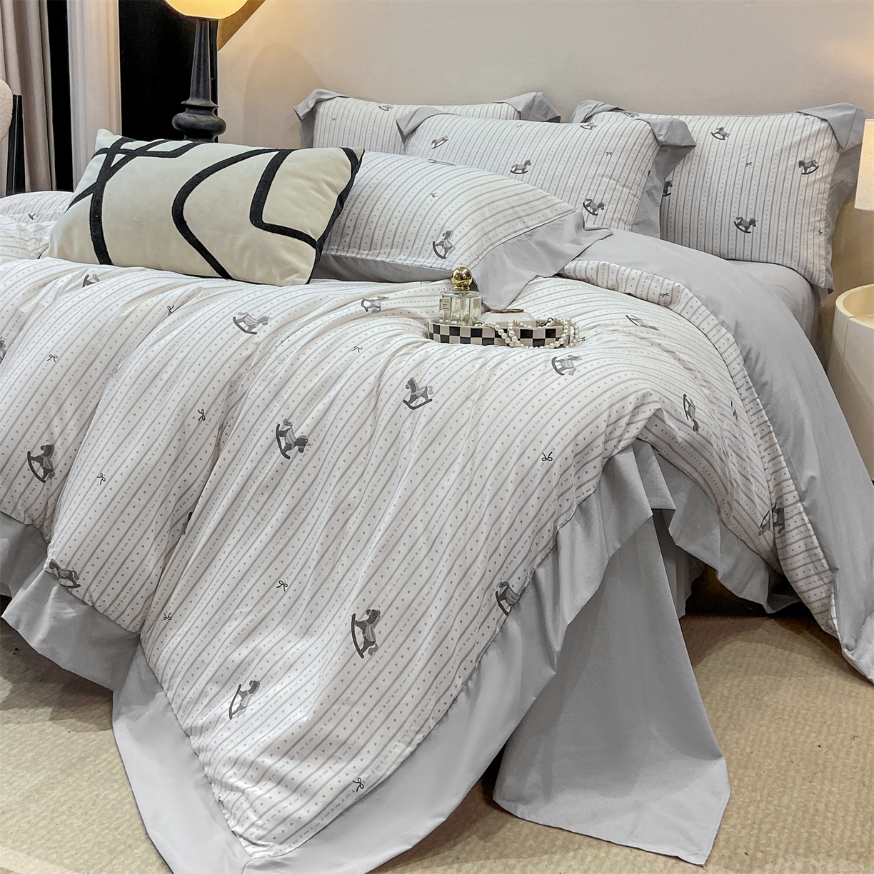 91家纺网 家纺一手货源 找家纺 慕木家纺 2026新款A类印花拼角工艺慕斯棉四件套系列（抽空压缩可供跨境）提供买家秀 木马童谣+灰