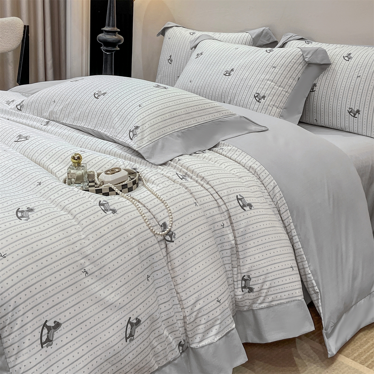 91家纺网 家纺一手货源 找家纺 慕木家纺 2026新款A类印花拼角工艺慕斯棉四件套系列（抽空压缩可供跨境）提供买家秀 木马童谣+灰