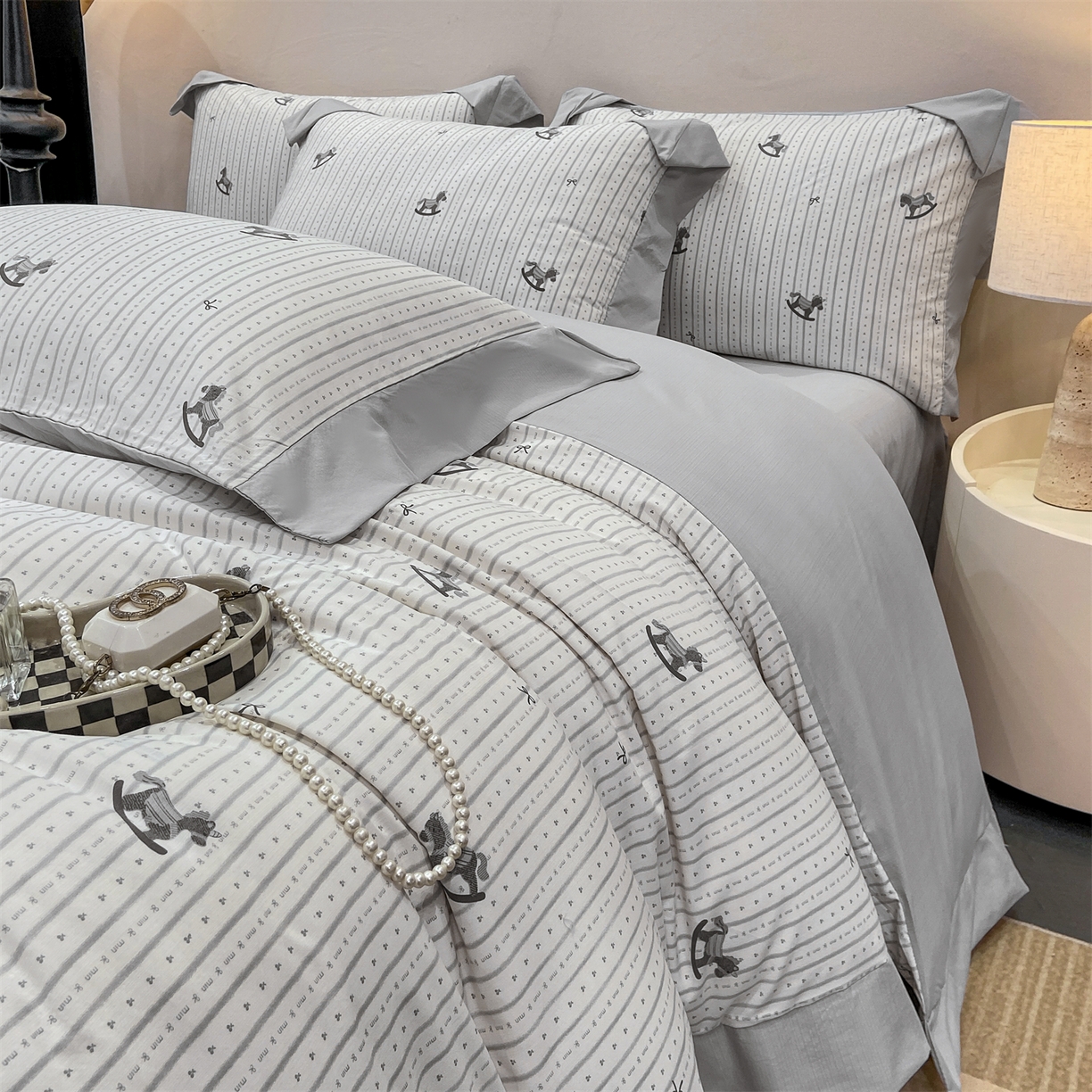 91家纺网 家纺一手货源 找家纺 慕木家纺 2026新款A类印花拼角工艺慕斯棉四件套系列（抽空压缩可供跨境）提供买家秀 木马童谣+灰