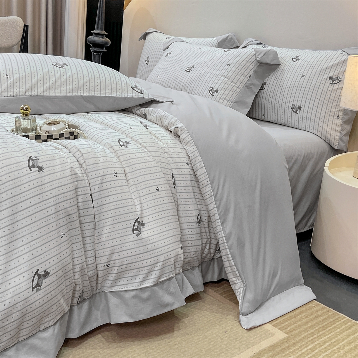 91家纺网 家纺一手货源 找家纺 慕木家纺 2026新款A类印花拼角工艺慕斯棉四件套系列（抽空压缩可供跨境）提供买家秀 木马童谣+灰