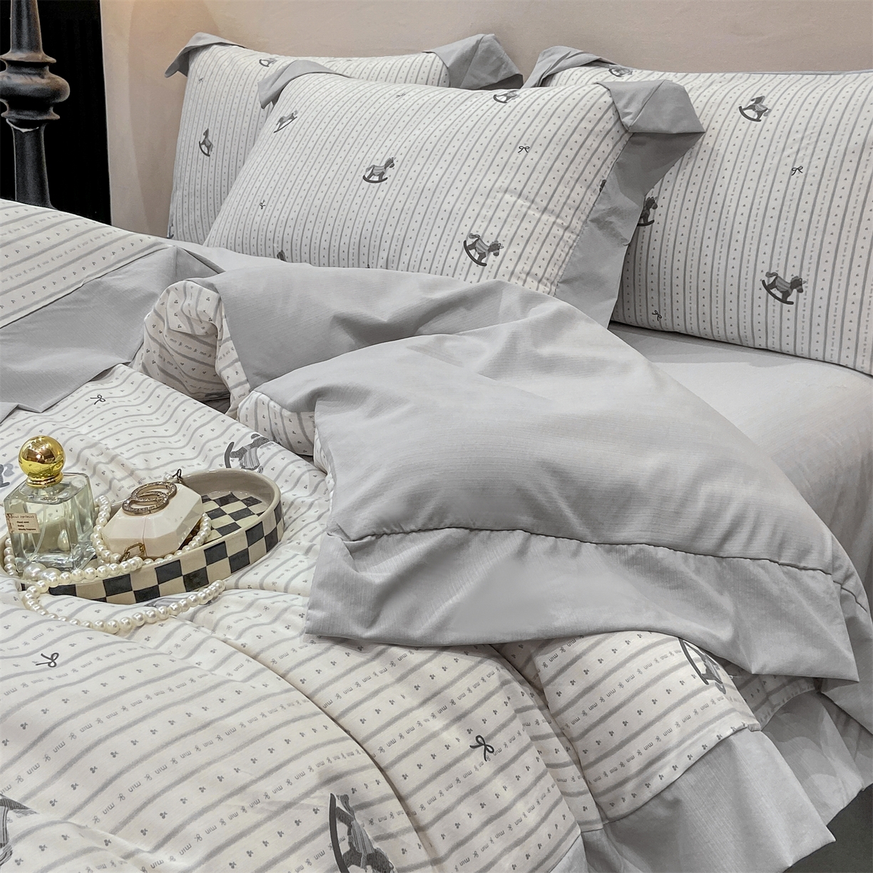 91家纺网 家纺一手货源 找家纺 慕木家纺 2026新款A类印花拼角工艺慕斯棉四件套系列（抽空压缩可供跨境）提供买家秀 木马童谣+灰