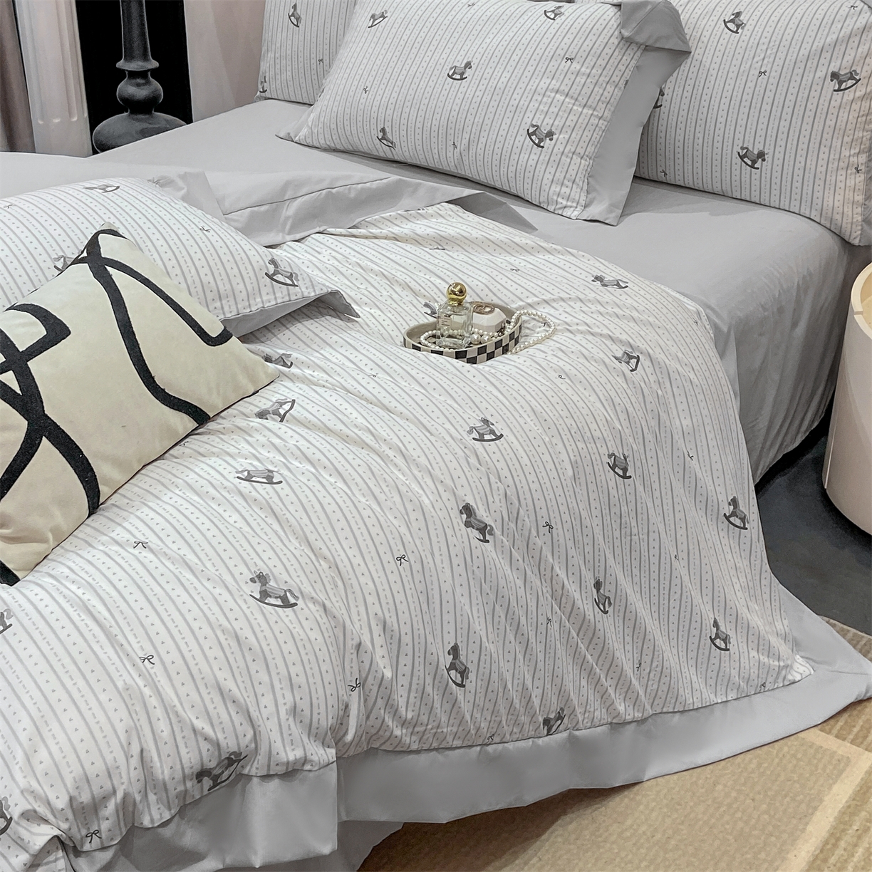 91家纺网 家纺一手货源 找家纺 慕木家纺 2026新款A类印花拼角工艺慕斯棉四件套系列（抽空压缩可供跨境）提供买家秀 木马童谣+灰