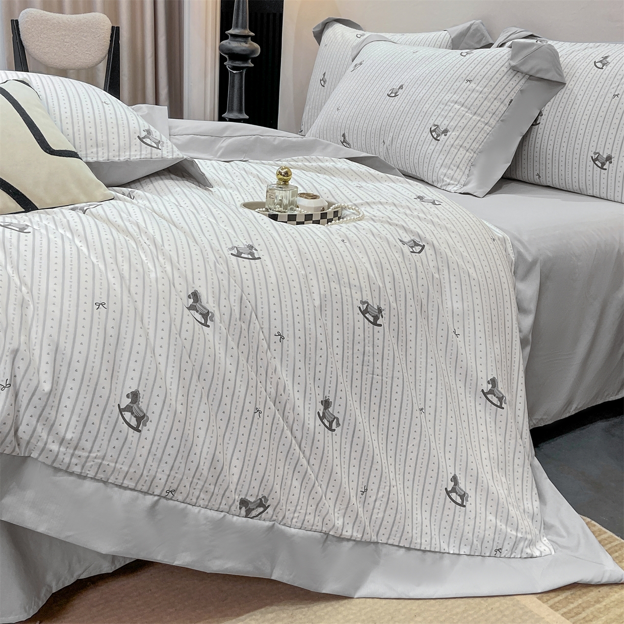 91家纺网 家纺一手货源 找家纺 慕木家纺 2026新款A类印花拼角工艺慕斯棉四件套系列（抽空压缩可供跨境）提供买家秀 木马童谣+灰