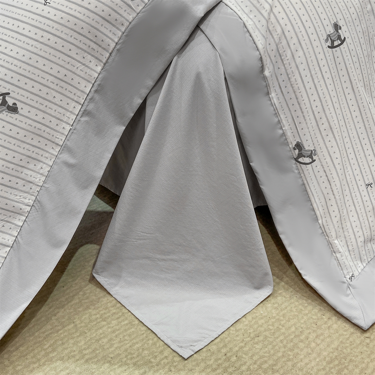 91家纺网 家纺一手货源 找家纺 慕木家纺 2026新款A类印花拼角工艺慕斯棉四件套系列（抽空压缩可供跨境）提供买家秀 木马童谣+灰