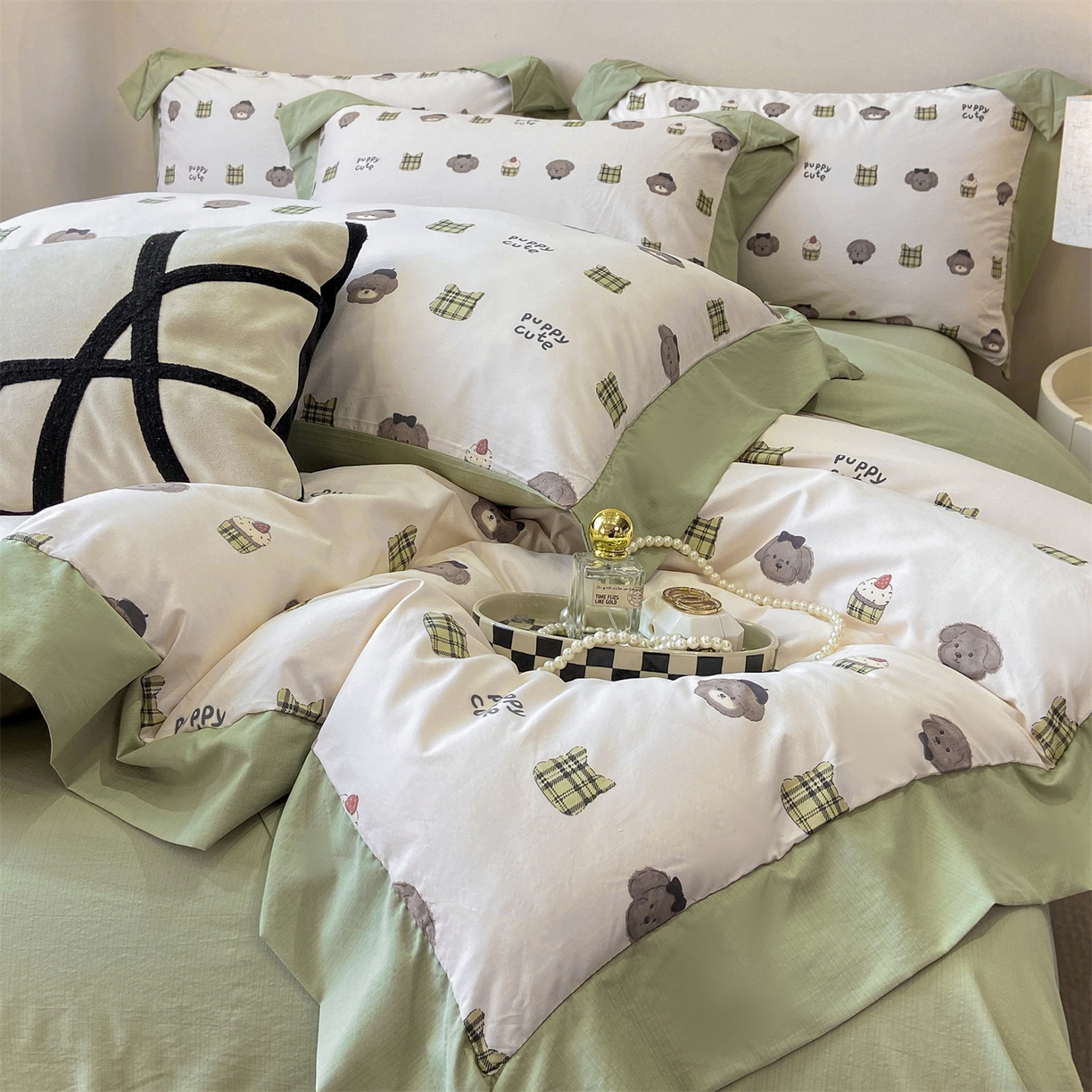 91家纺网 家纺一手货源 找家纺 慕木家纺 2026新款A类印花拼角工艺慕斯棉四件套系列（抽空压缩可供跨境）提供买家秀 蛋糕熊+绿