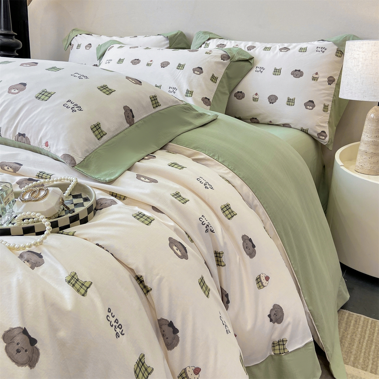 91家纺网 家纺一手货源 找家纺 慕木家纺 2026新款A类印花拼角工艺慕斯棉四件套系列（抽空压缩可供跨境）提供买家秀 蛋糕熊+绿