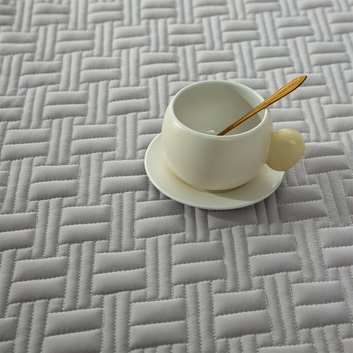 91家纺网 家纺一手货源 找家纺 雯豆家纺 2026新款10A抗菌氨纶凉感丝夏季冰皮床笠三件套简约纯色床垫保护套-风格一 时光氨纶凉感丝床笠-浅灰