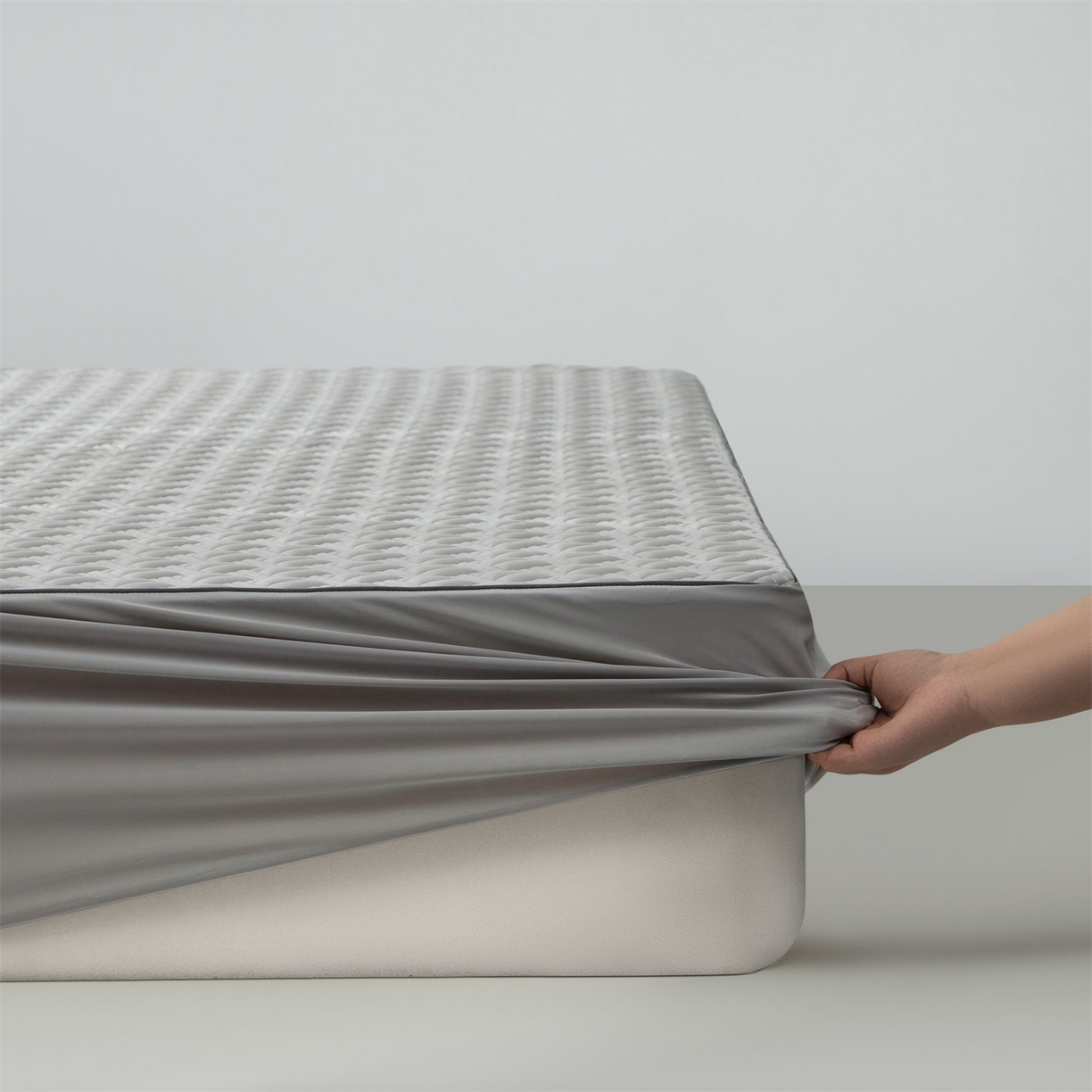 91家纺网 家纺一手货源 找家纺 雯豆家纺 2026新款10A抗菌氨纶凉感丝夏季冰皮床笠三件套简约纯色床垫保护套-风格一 时光氨纶凉感丝床笠-浅灰