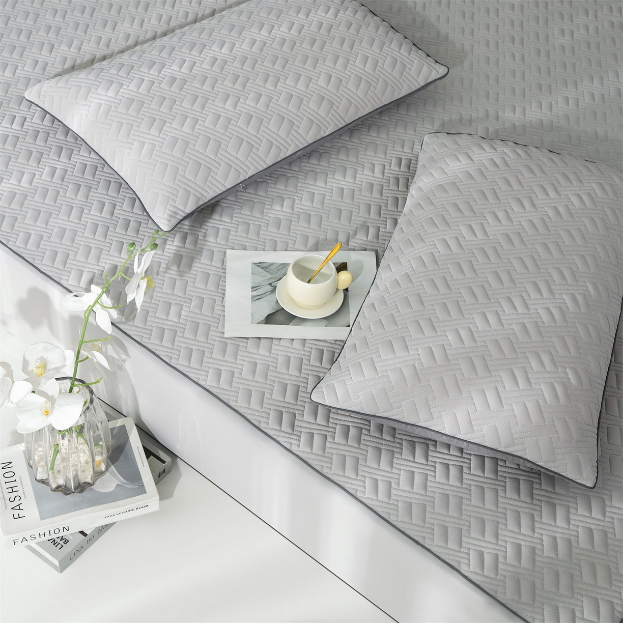 91家纺网 家纺一手货源 找家纺 雯豆家纺 2026新款10A抗菌氨纶凉感丝夏季冰皮床笠三件套简约纯色床垫保护套-风格一 时光氨纶凉感丝床笠-浅灰