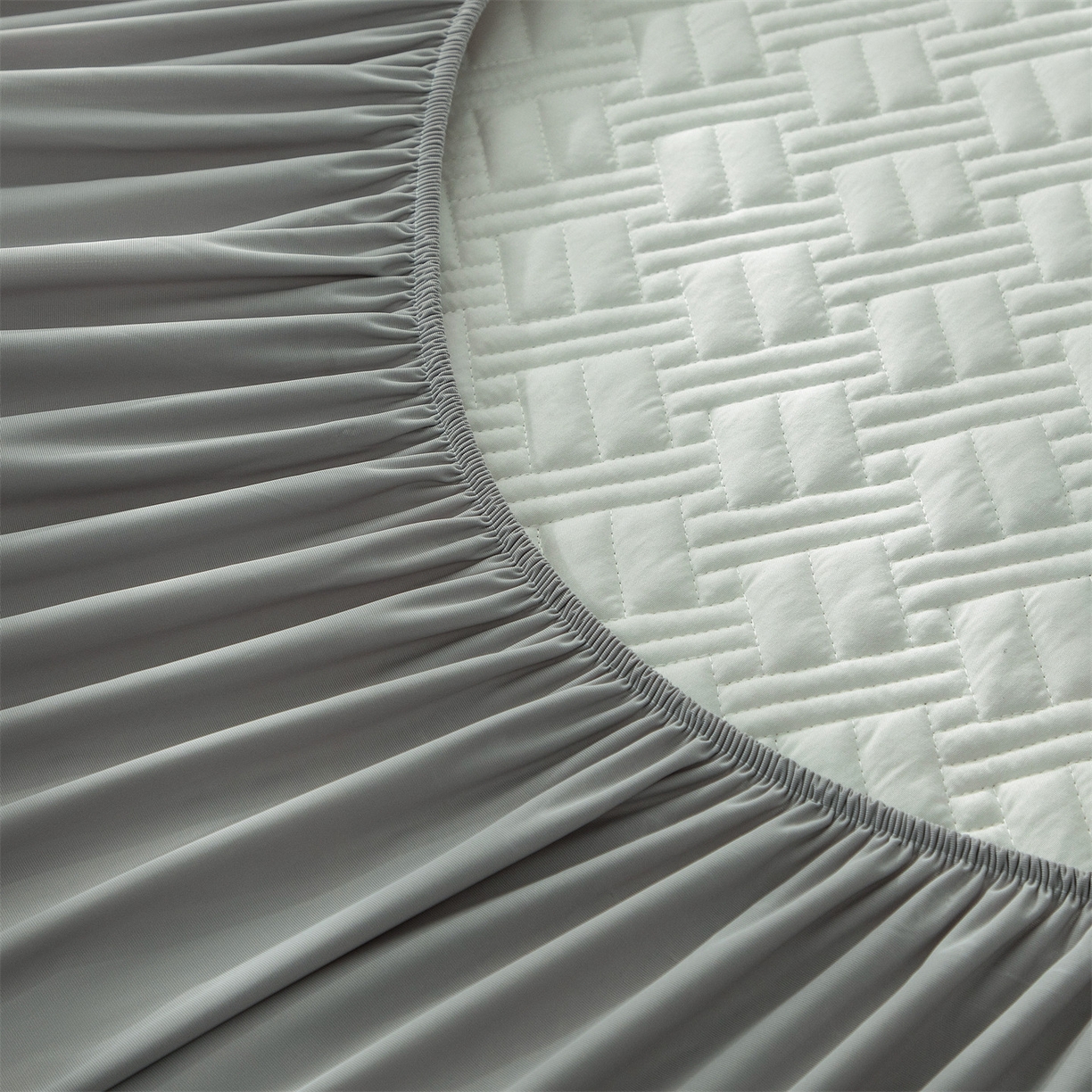 91家纺网 家纺一手货源 找家纺 雯豆家纺 2026新款10A抗菌氨纶凉感丝夏季冰皮床笠三件套简约纯色床垫保护套-风格一 时光氨纶凉感丝床笠-浅灰