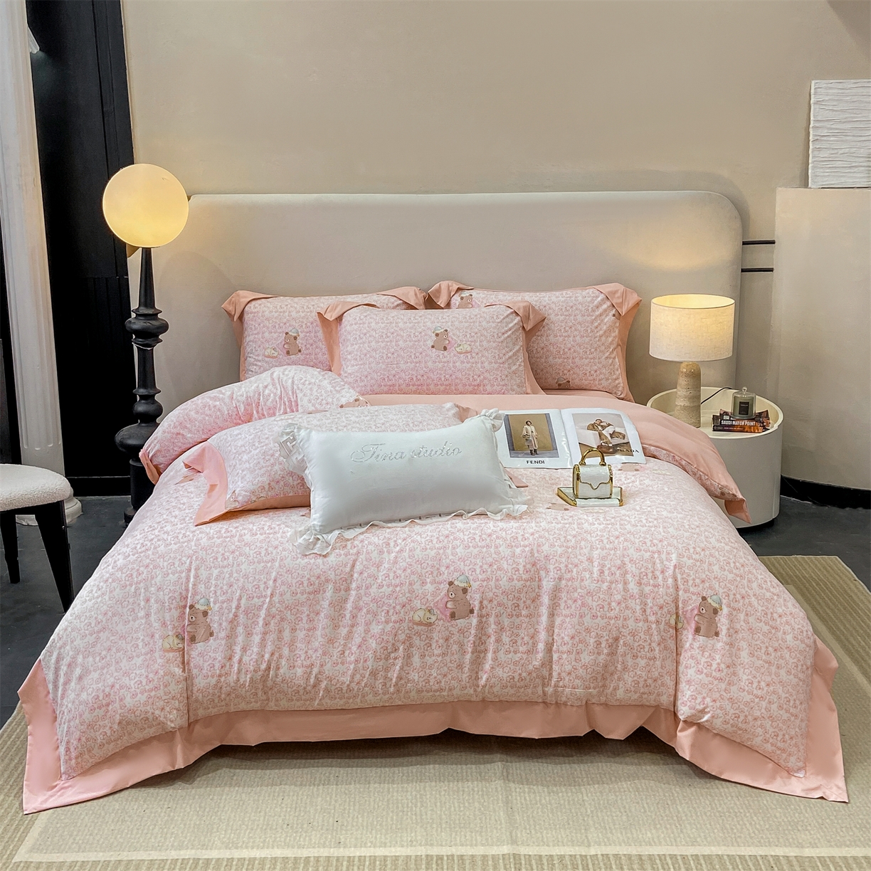 91家纺网 家纺一手货源 找家纺 慕木家纺 2026新款A类印花拼角工艺慕斯棉四件套系列（抽空压缩可供跨境）提供买家秀 甜梦熊+粉