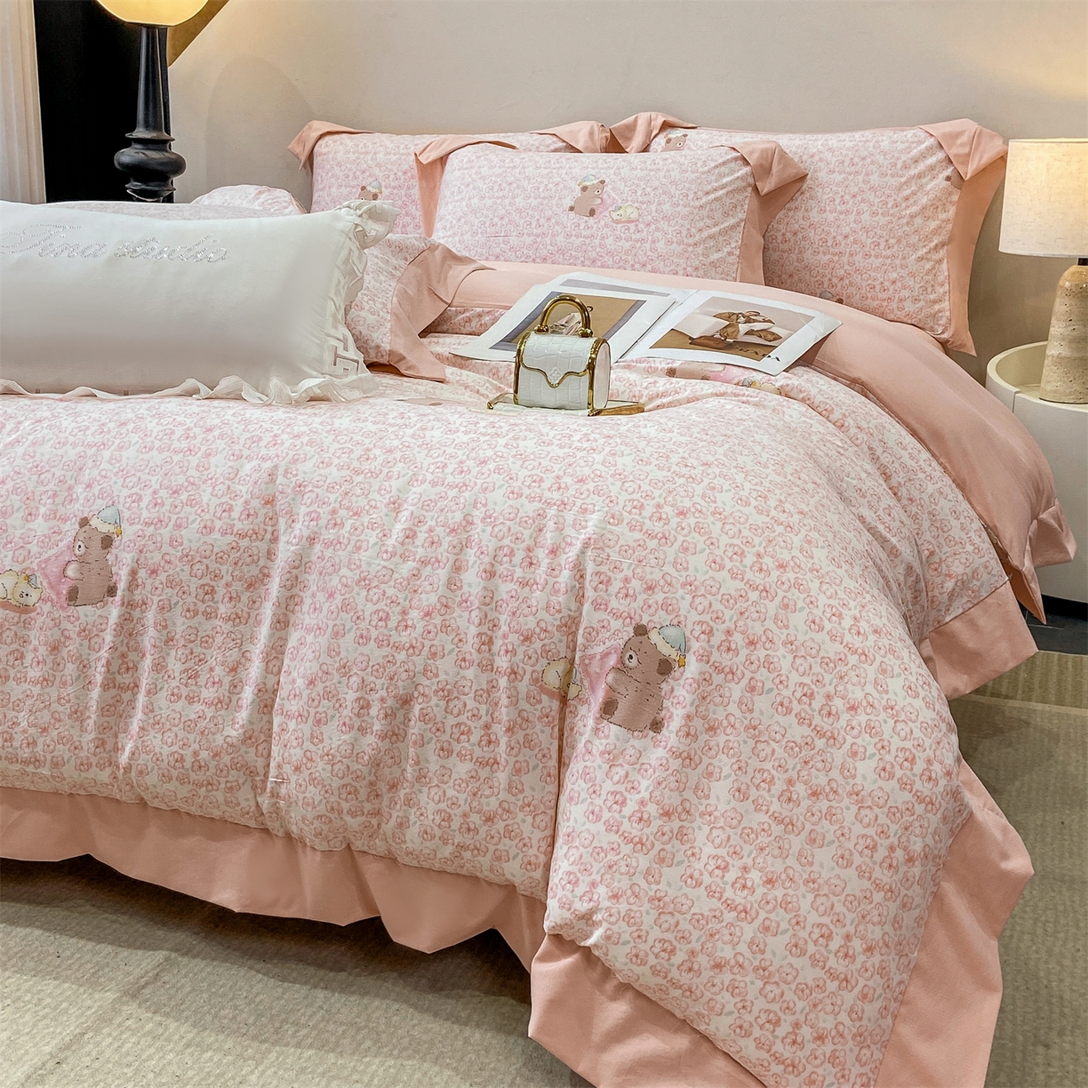 91家纺网 家纺一手货源 找家纺 慕木家纺 2026新款A类印花拼角工艺慕斯棉四件套系列（抽空压缩可供跨境）提供买家秀 甜梦熊+粉